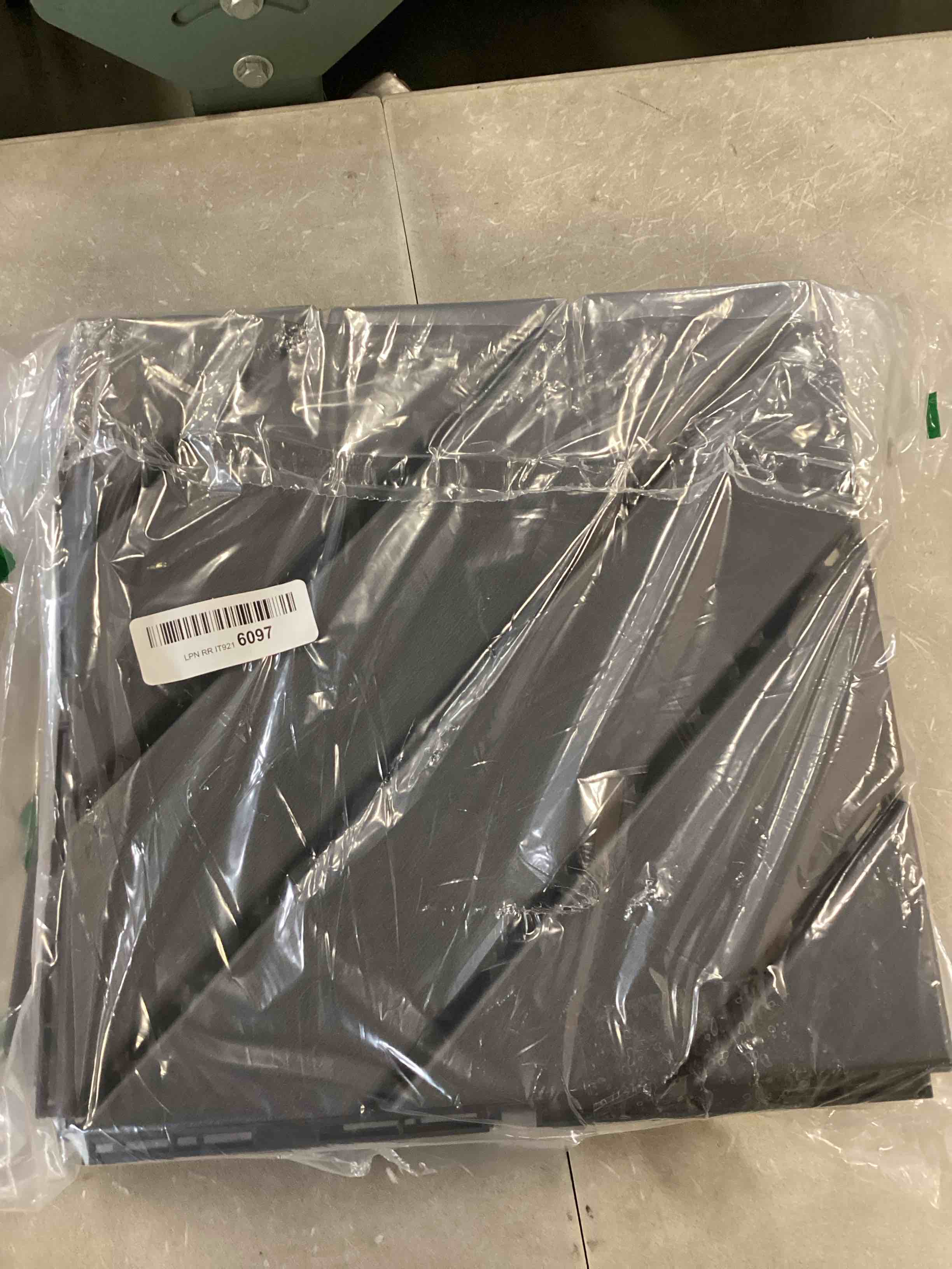 https://s3.amazonaws.com/lotting-images-prod/bidfta/RED6860078_1720538743750.jpeg