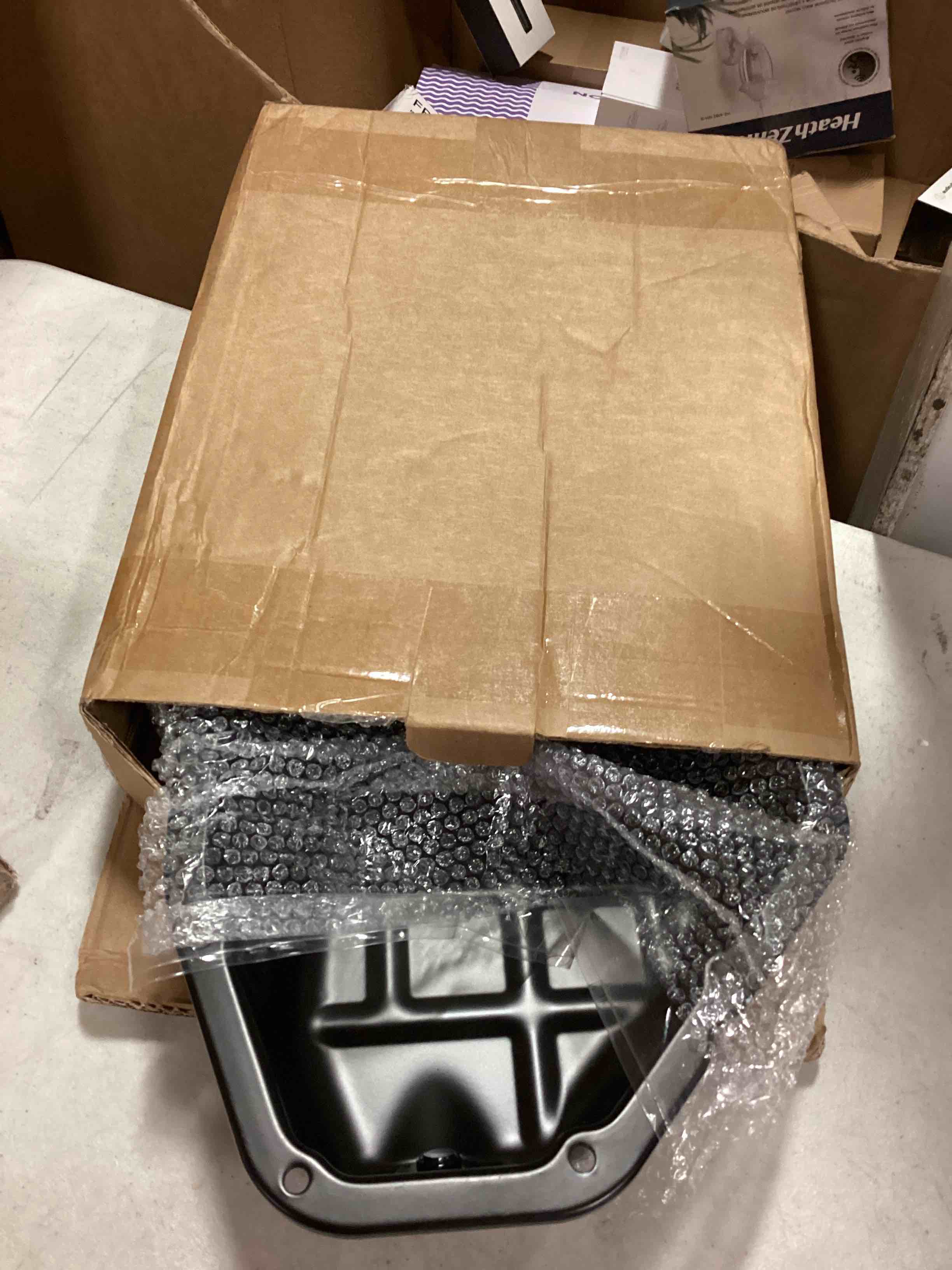 https://s3.amazonaws.com/lotting-images-prod/bidfta/RED6862116_1720531763176.jpeg