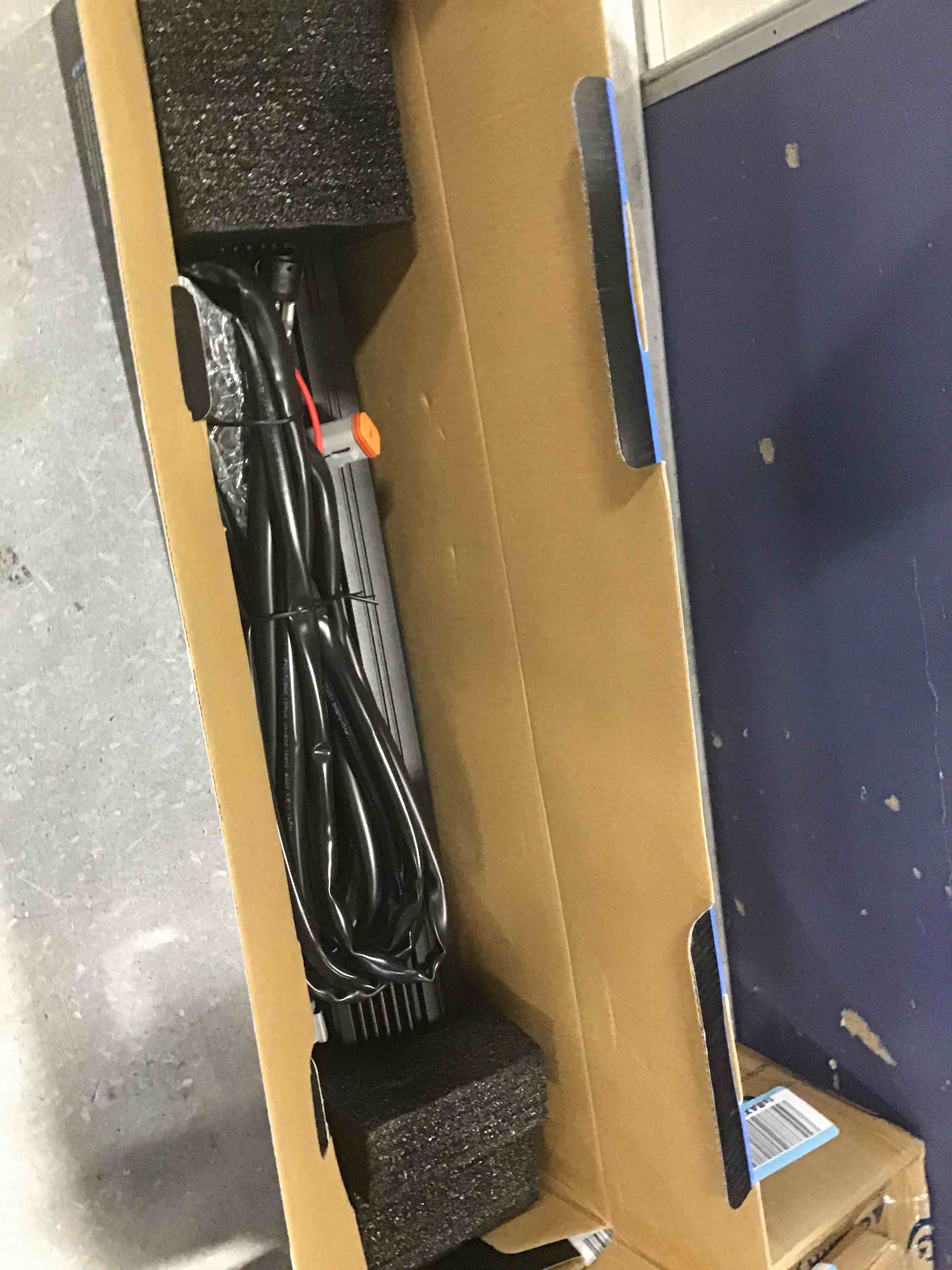 https://s3.amazonaws.com/lotting-images-prod/bidfta/RED6865674_1720727335246.jpeg