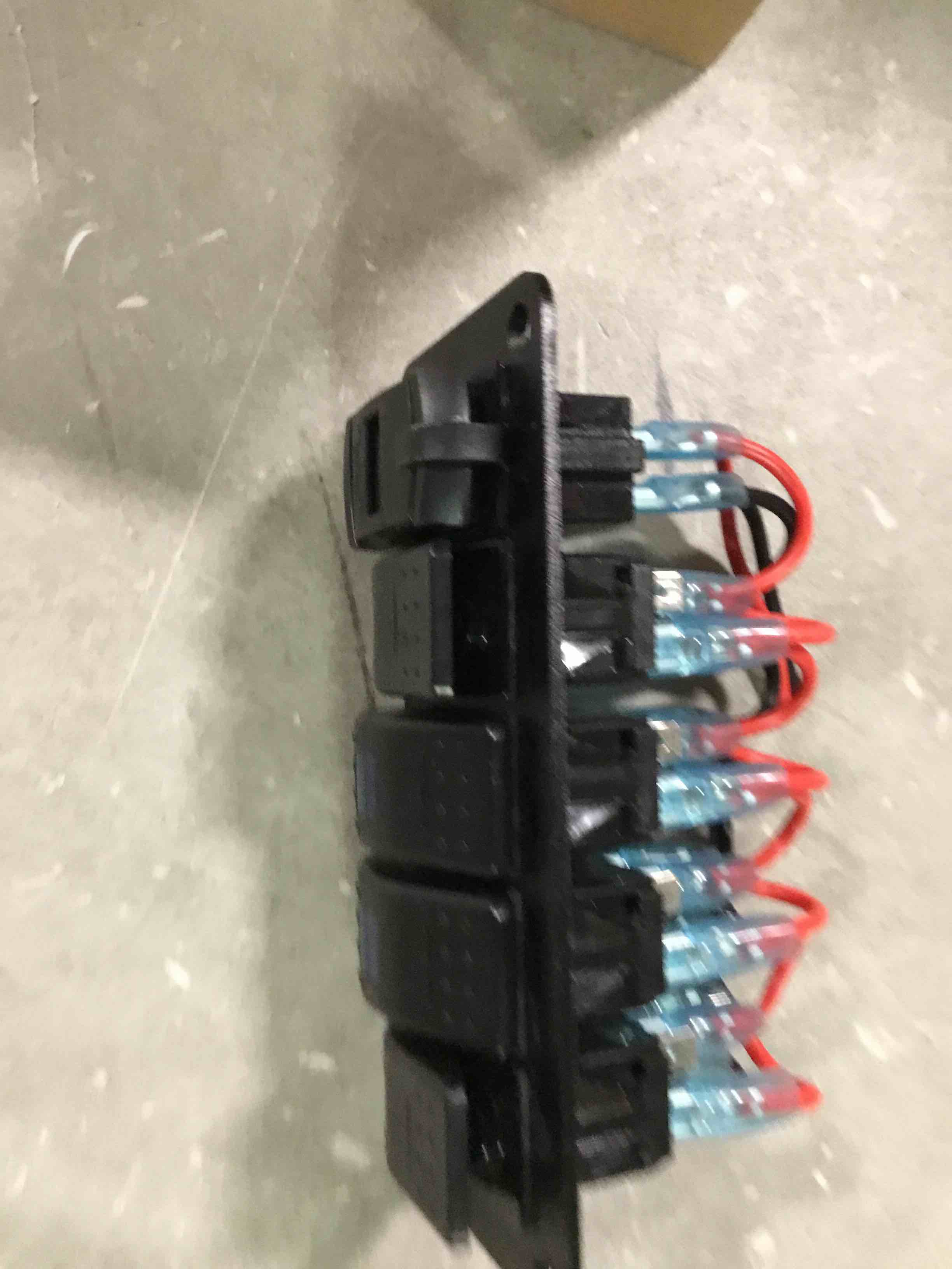 https://s3.amazonaws.com/lotting-images-prod/bidfta/RED6866151_1720579459283.jpeg