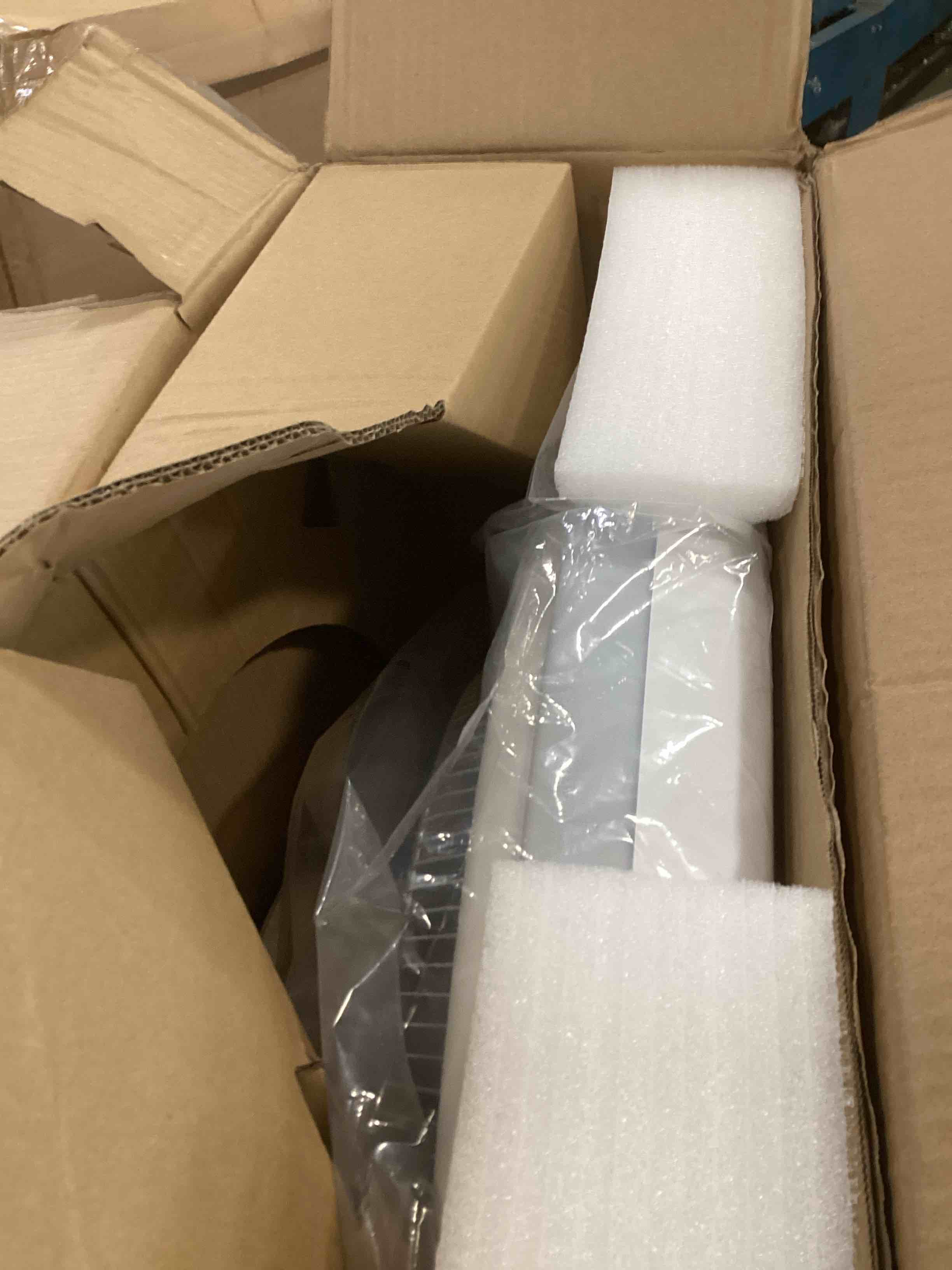 https://s3.amazonaws.com/lotting-images-prod/bidfta/RED6866564_1722270386429.jpeg