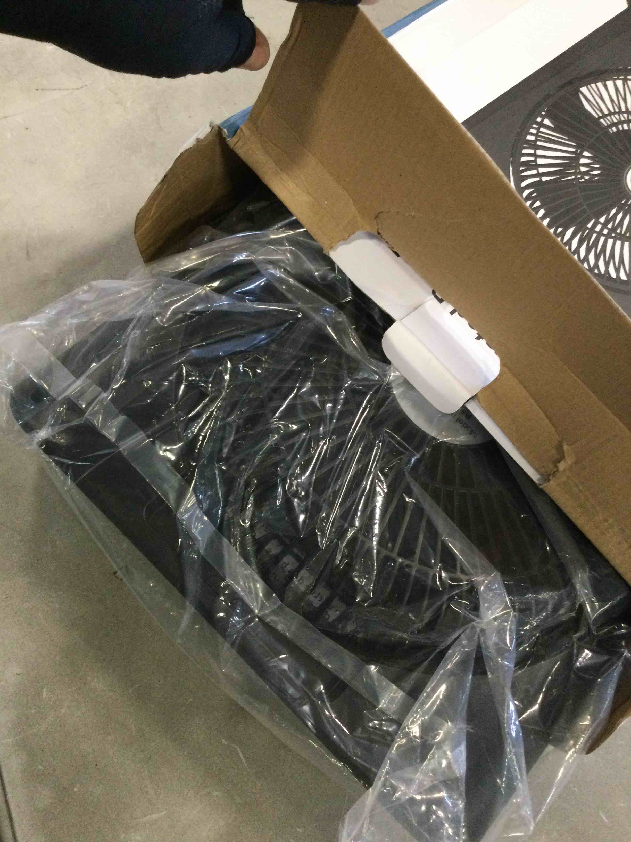 https://s3.amazonaws.com/lotting-images-prod/bidfta/RED6867786_1719593845655.jpeg