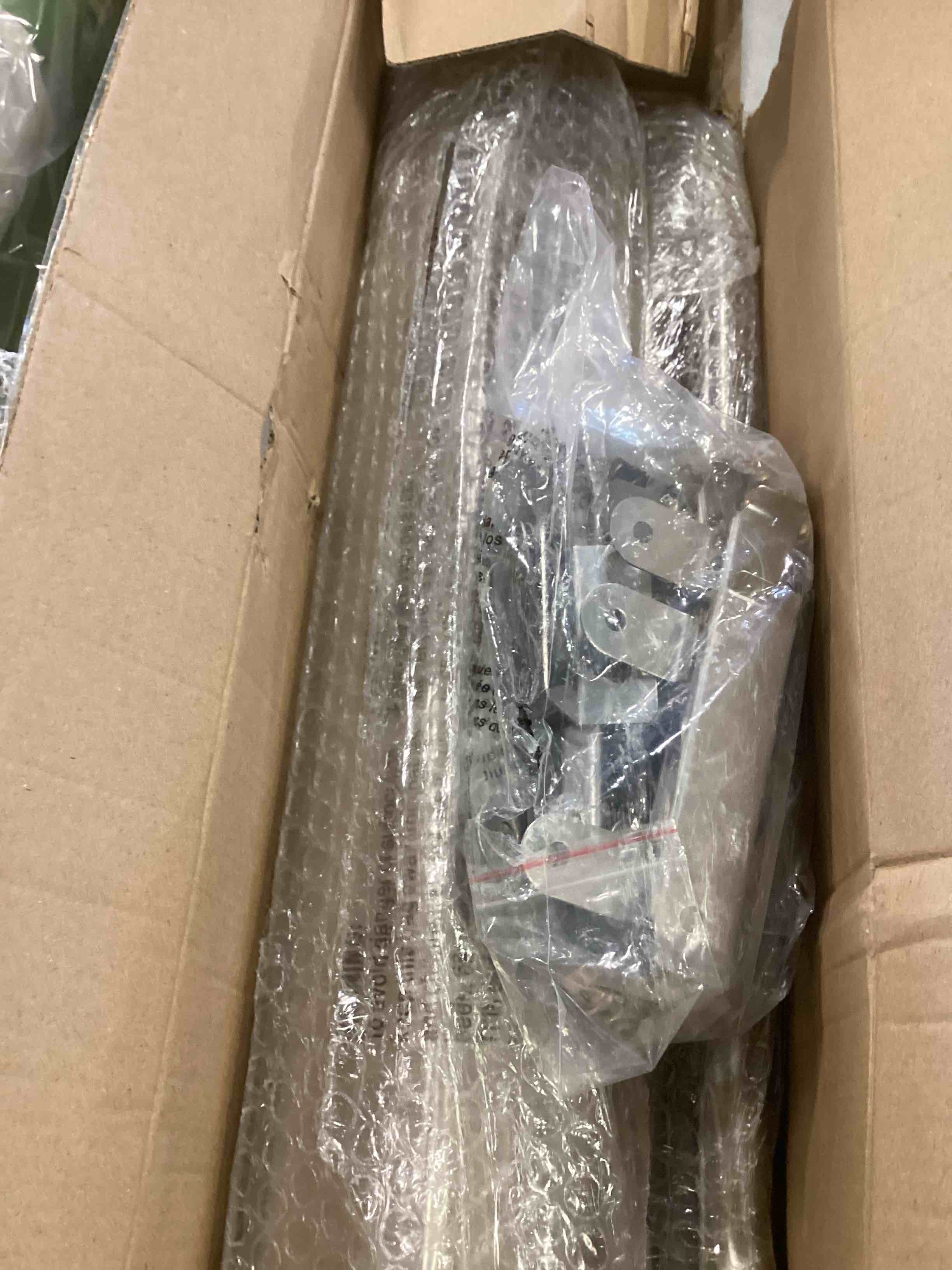 https://s3.amazonaws.com/lotting-images-prod/bidfta/RED6867882_1719602869077.jpeg
