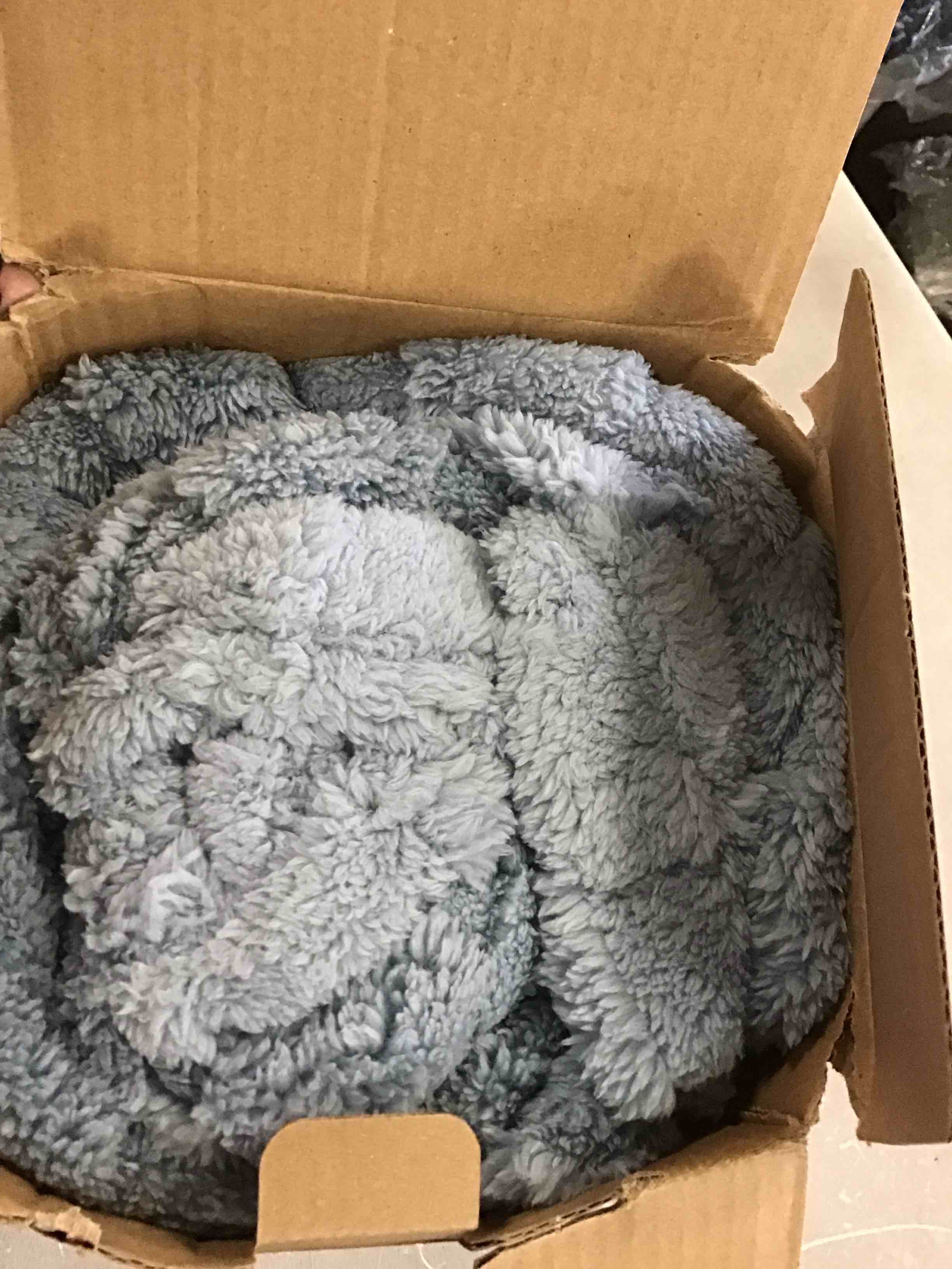 https://s3.amazonaws.com/lotting-images-prod/bidfta/RED6868014_1719841667327.jpeg