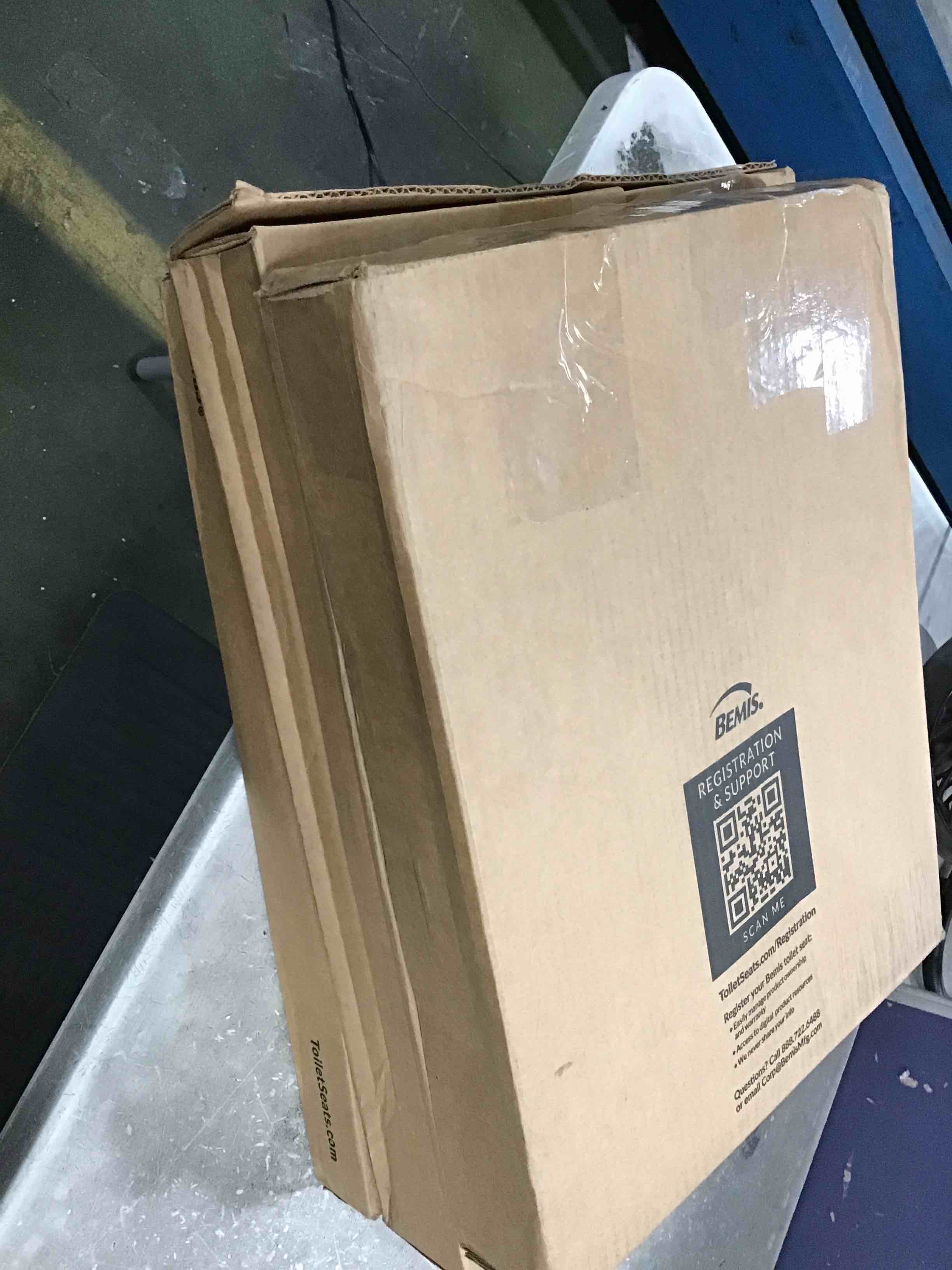 Mayfair Molded Wood Toilet Seat with Easy-Clean & Change Hinges, Round, White, 44ECA 000