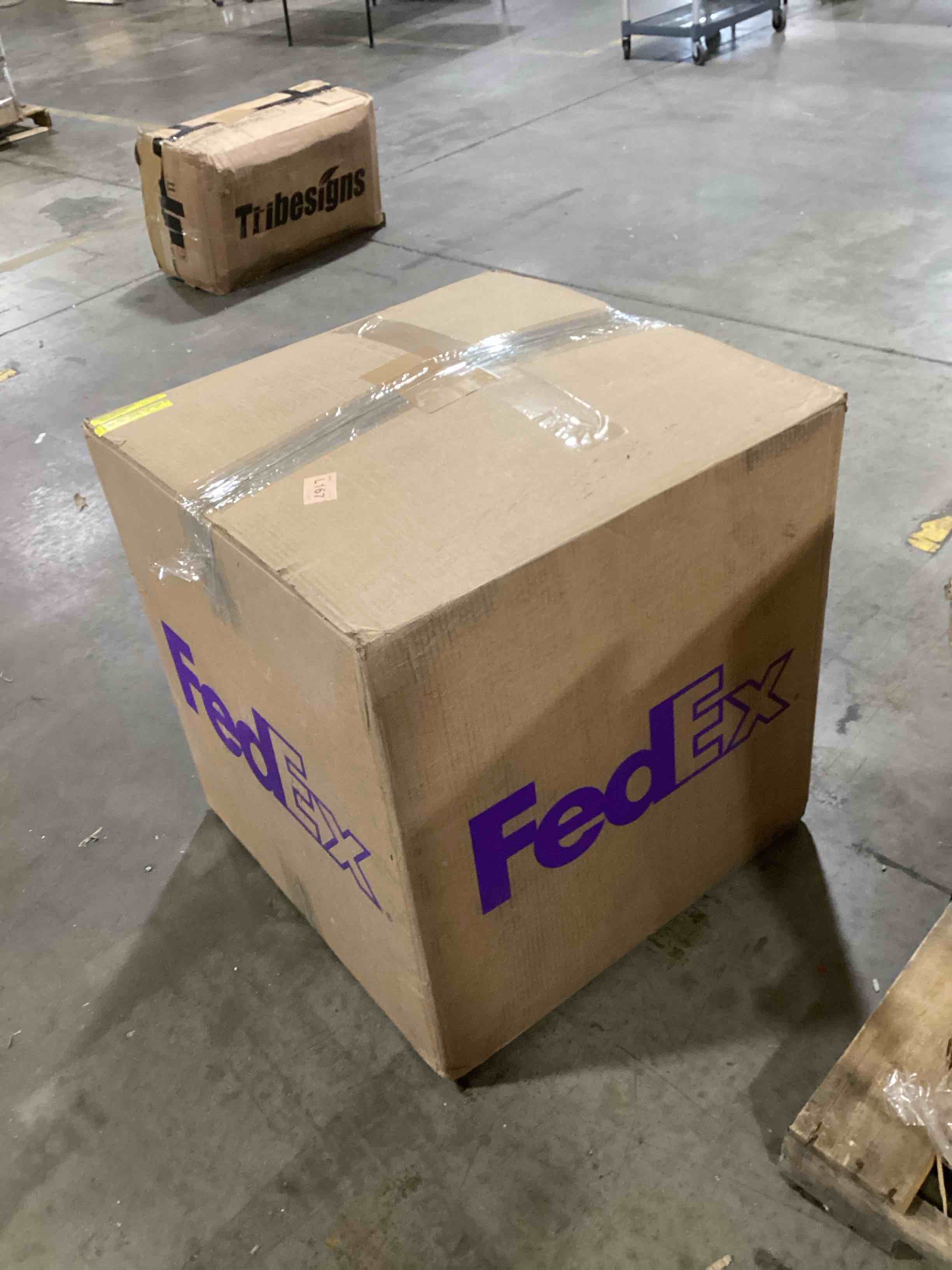 https://s3.amazonaws.com/lotting-images-prod/bidfta/TEA0058906_1737655643657.jpeg