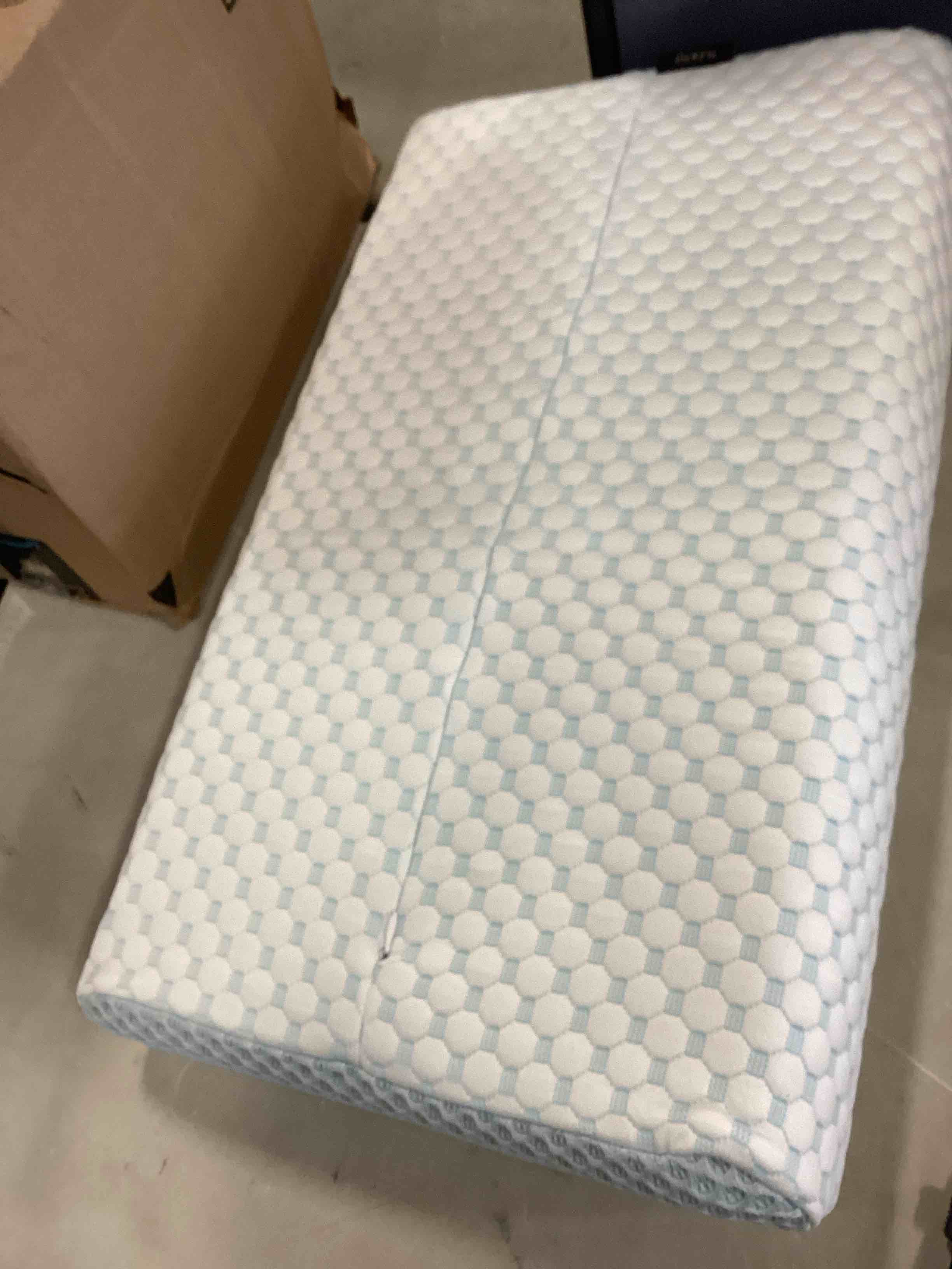 https://s3.amazonaws.com/lotting-images-prod/bidfta/TEA0148062_1726758671251.jpeg