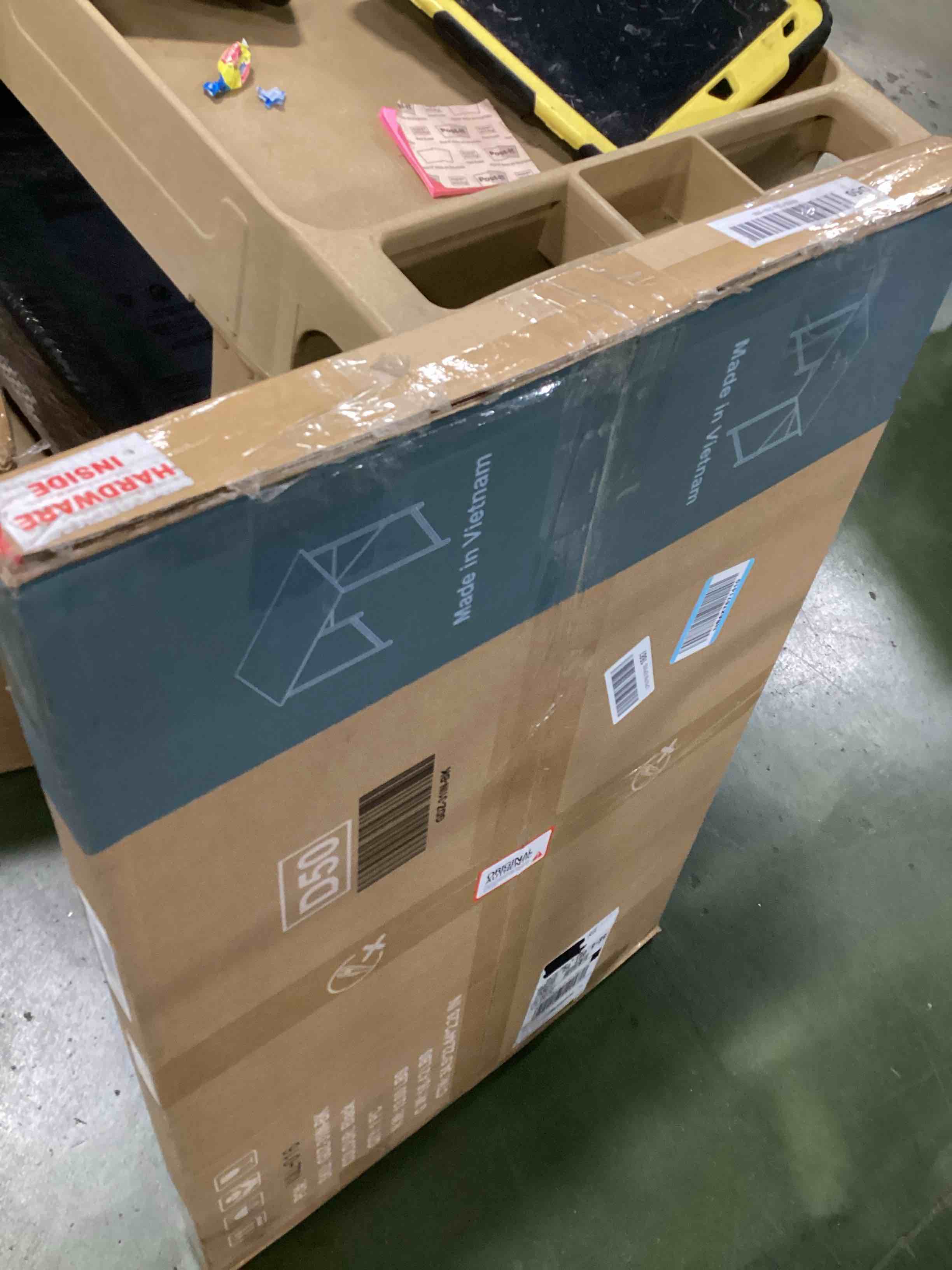 https://s3.amazonaws.com/lotting-images-prod/bidfta/TEA0148813_1758569609750.jpeg