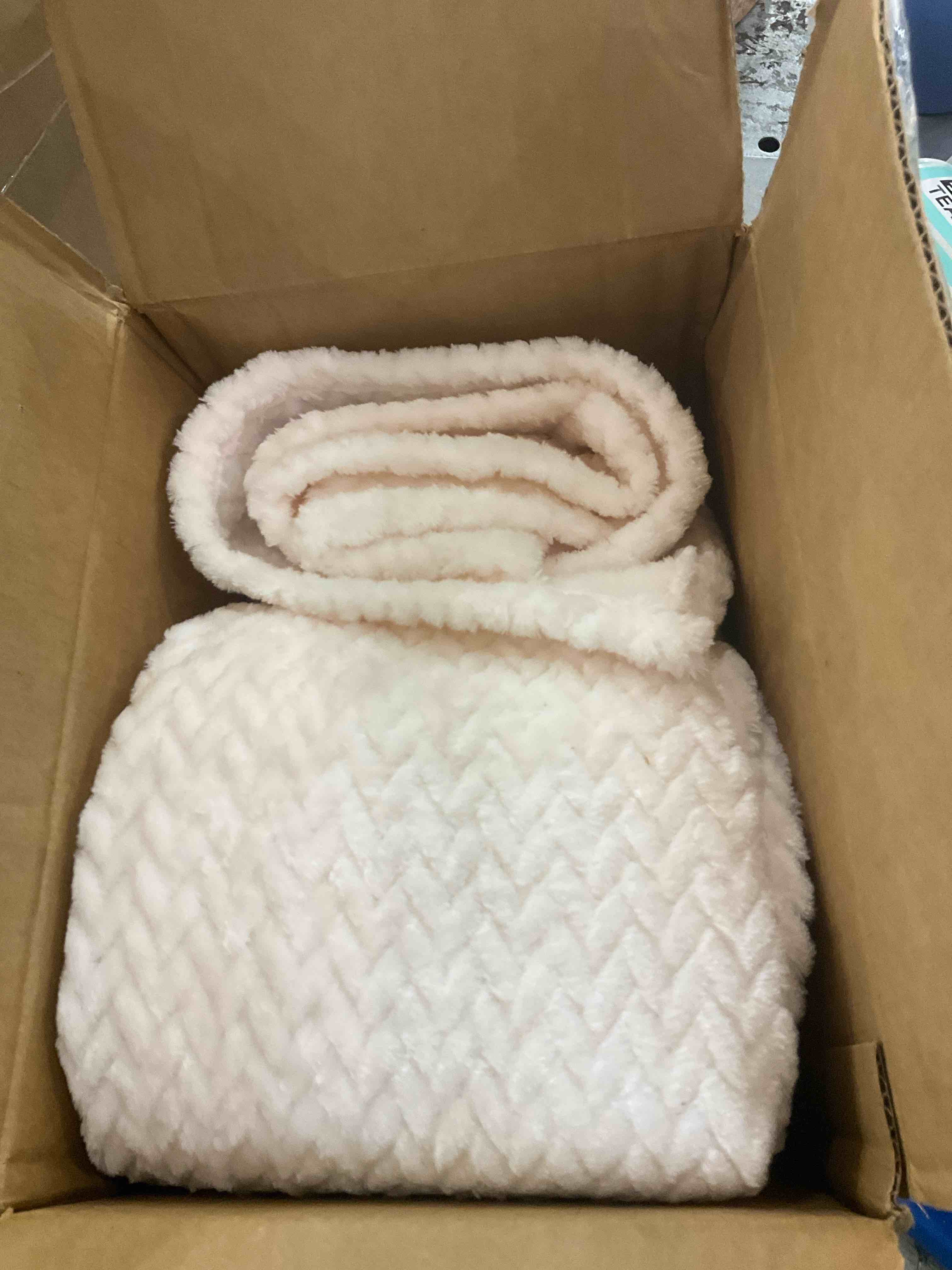 NEWCOSPLAY Super Soft Throw Blanket Premium Silky Flannel Fleece Leaves Pattern Lightweight Blanket All Season Use (Ivory, Throw(40"x50"))