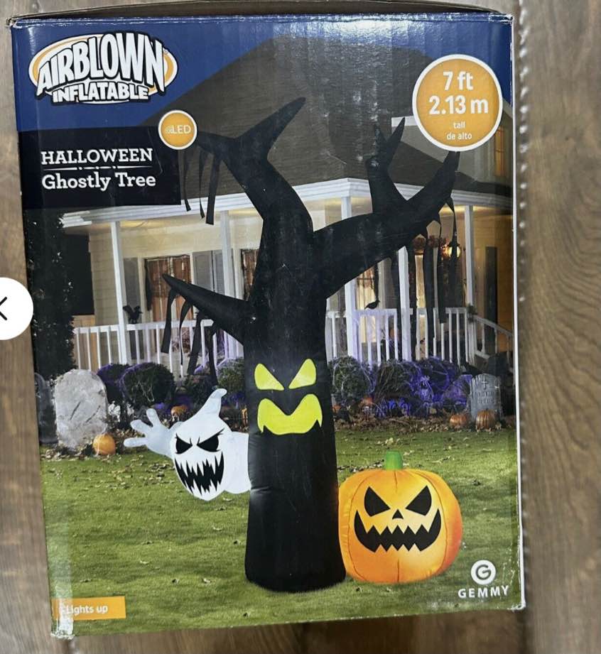 7.5 ft/2.29m tall H Inflatable Ghostly Tree Scene