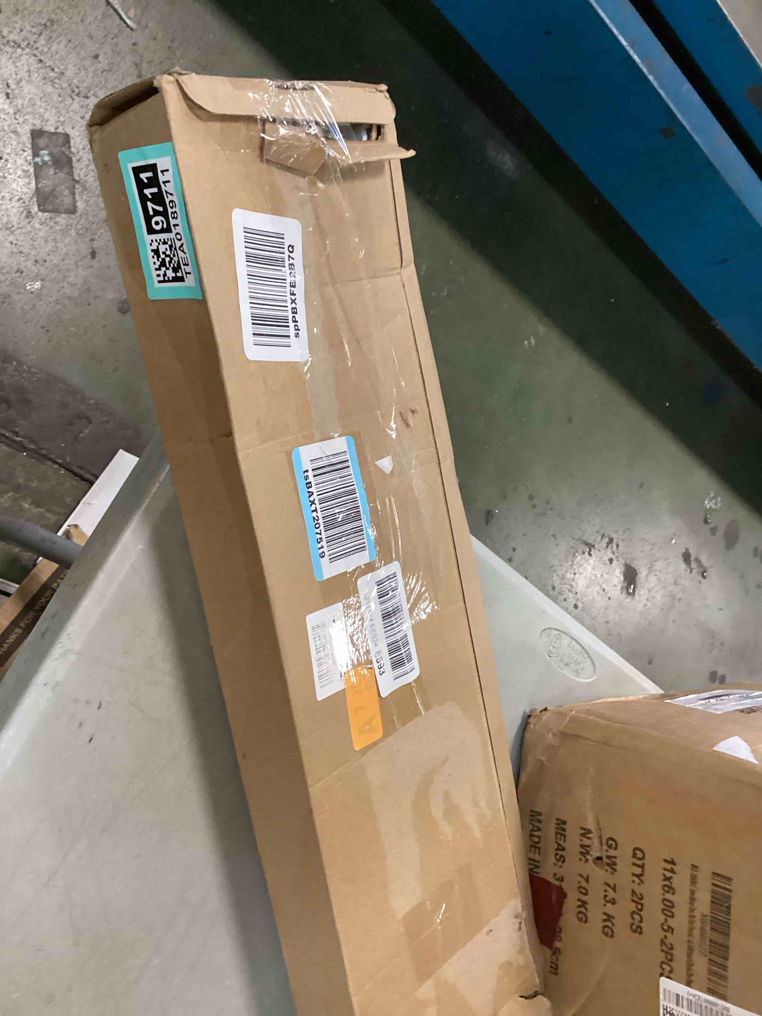 https://s3.amazonaws.com/lotting-images-prod/bidfta/TEA0189711_1725548510589.jpeg