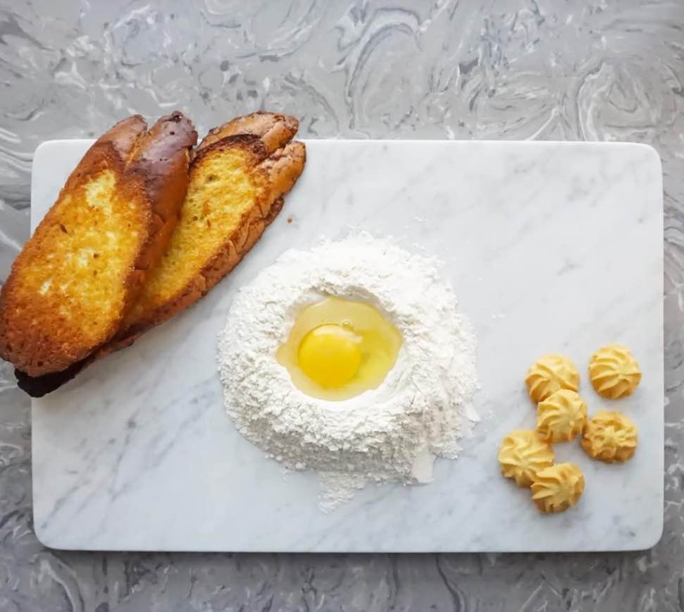 Yew & Tulip Carrara - Tabla de mármol blanca de 16 x 10 pulgadas con patas de goma antideslizantes, masa y tabla de cortar