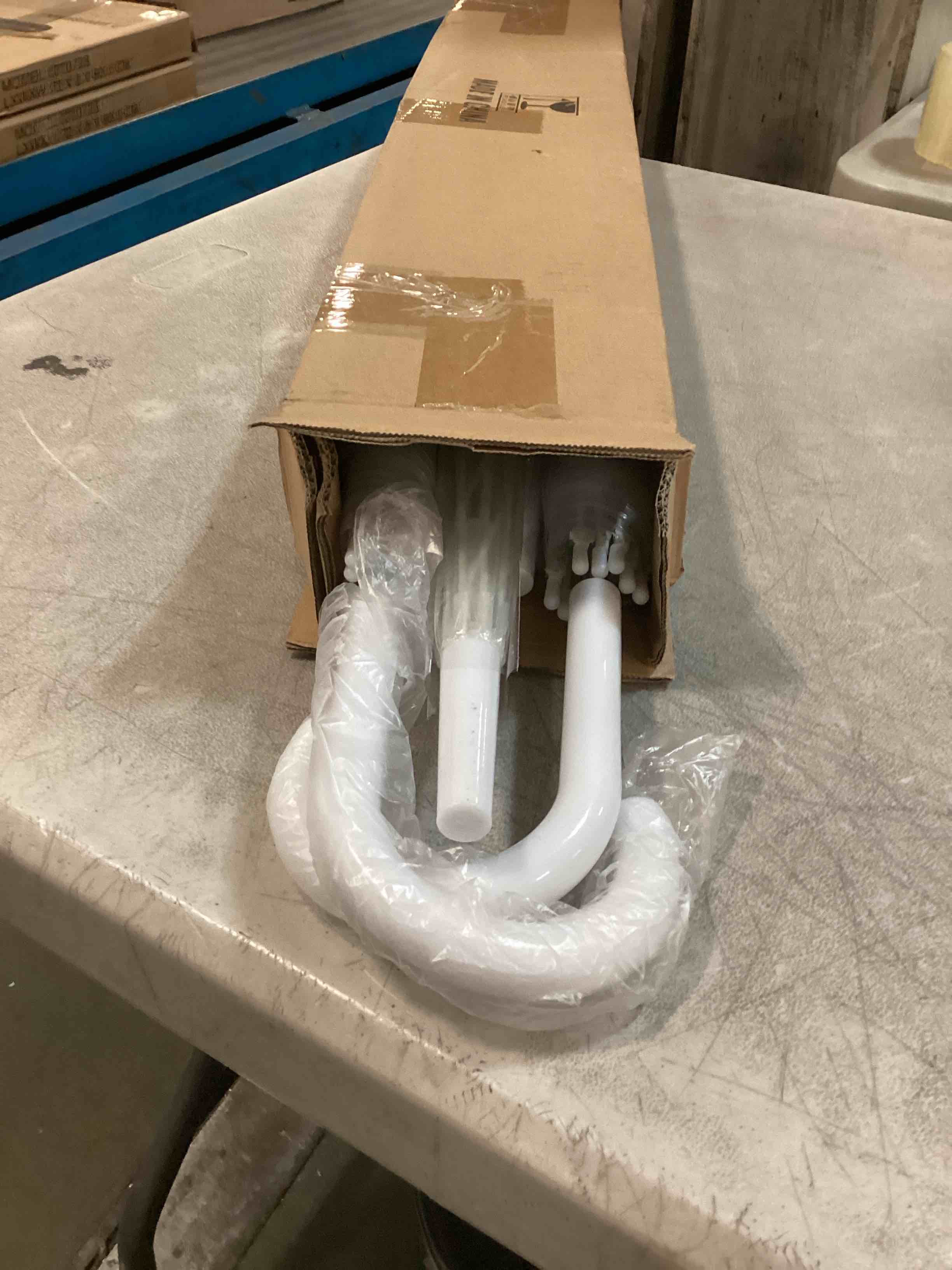 https://s3.amazonaws.com/lotting-images-prod/bidfta/TEA0232708_1727530357781.jpeg