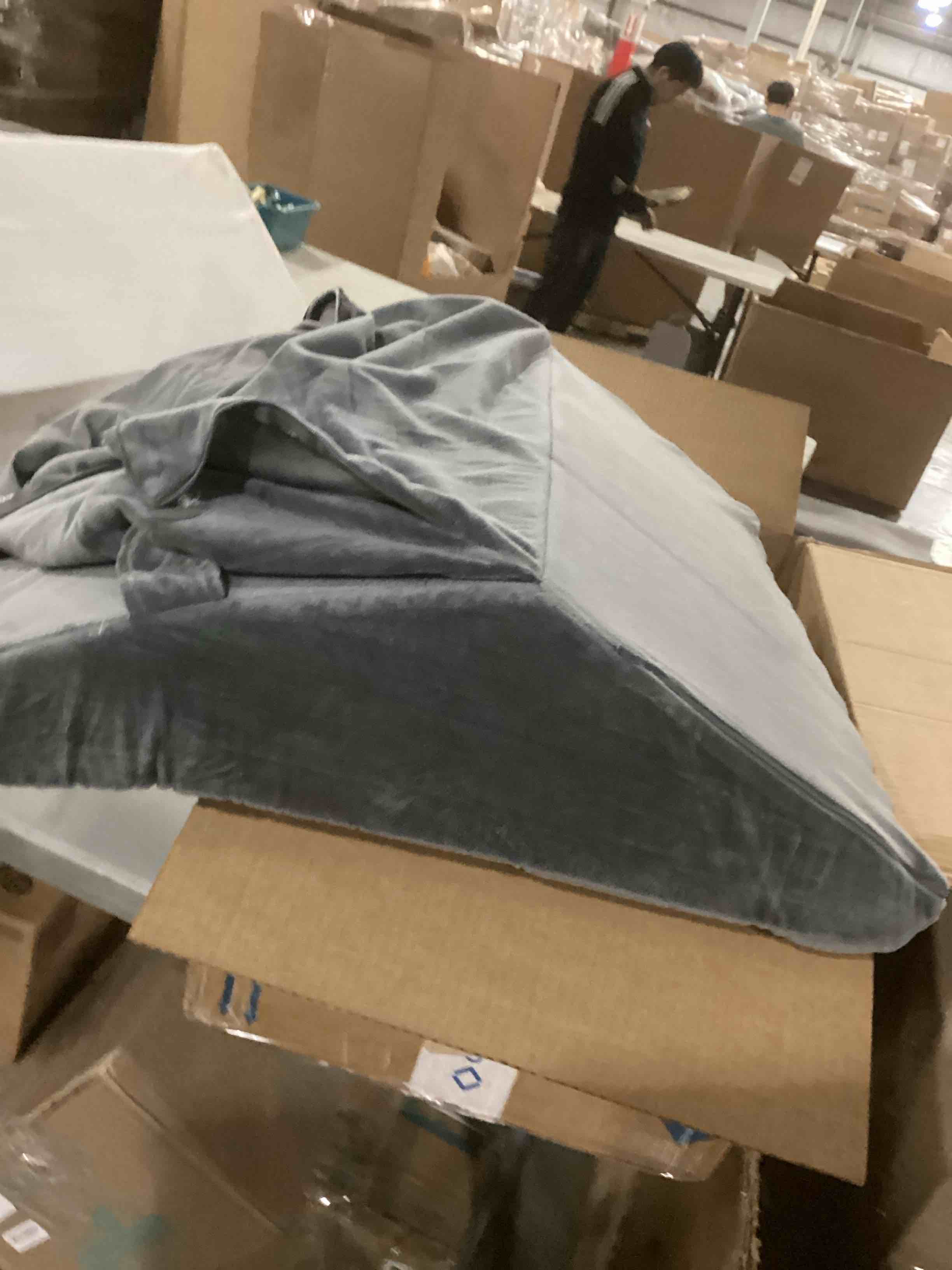 https://s3.amazonaws.com/lotting-images-prod/bidfta/TEA0262061_1745412589631.jpeg