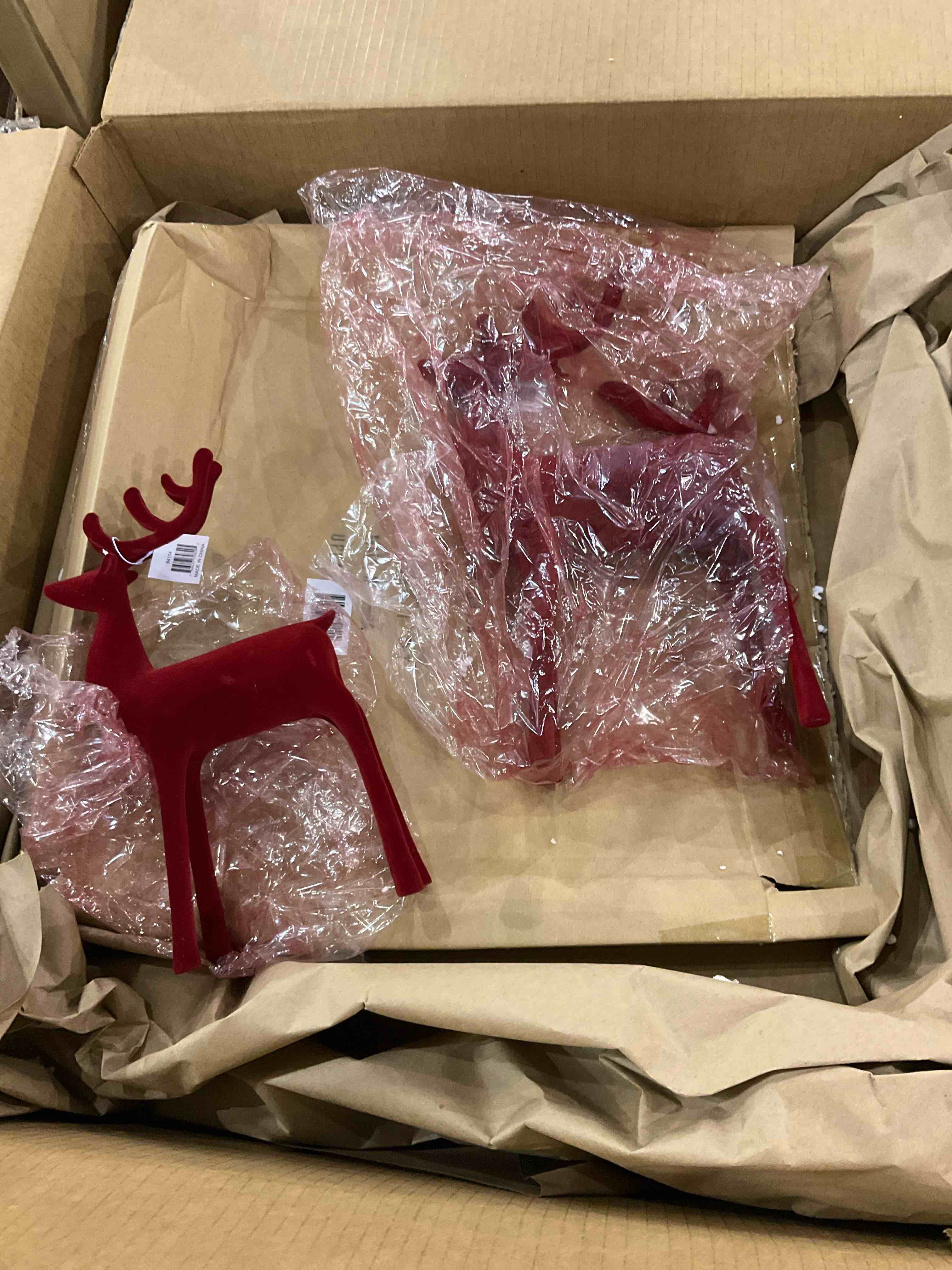 2 Piece Deer Figurines Set red