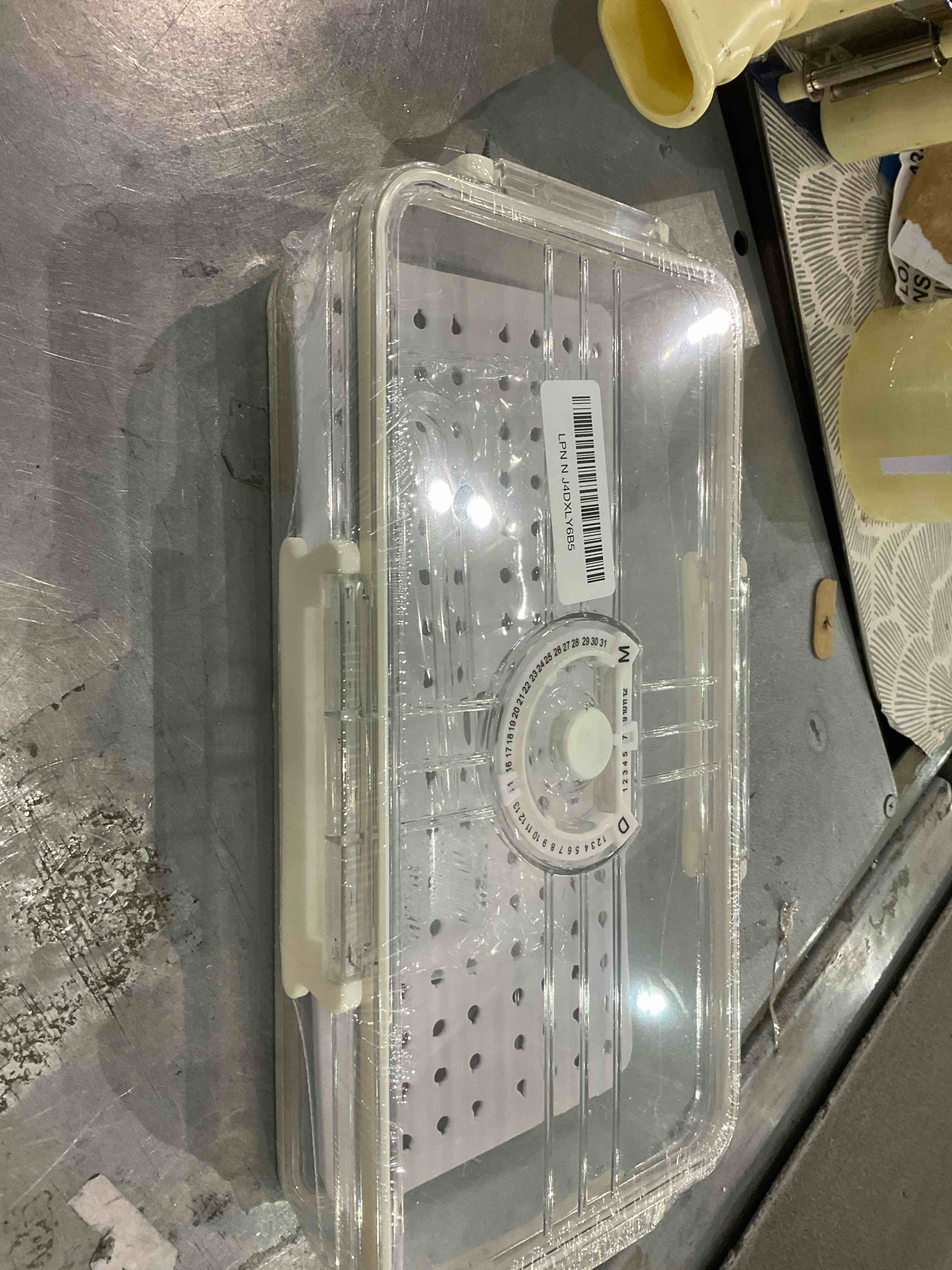 deli keeper with air tight lid 