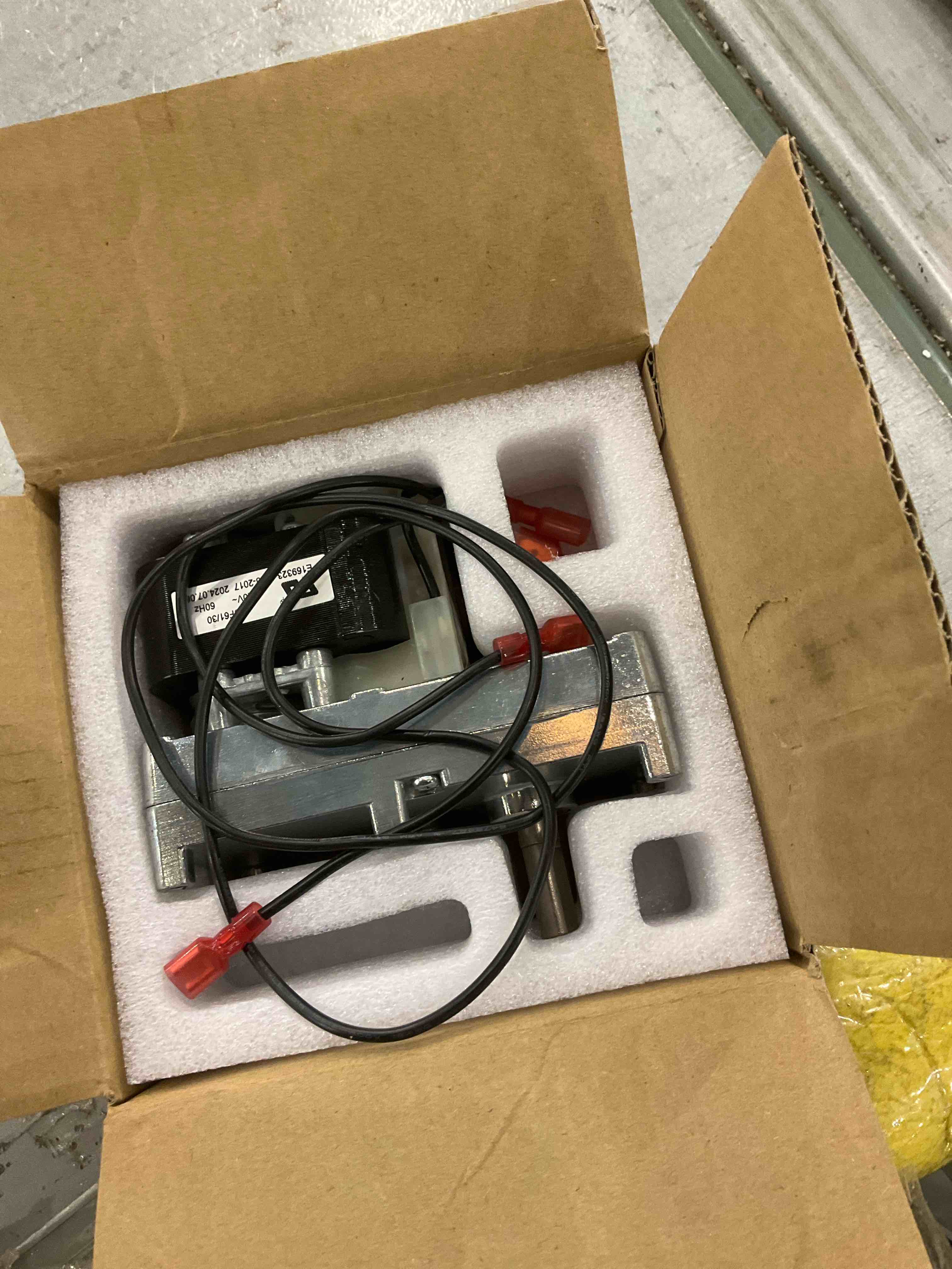 https://s3.amazonaws.com/lotting-images-prod/bidfta/TEA0280285_1737042664654.jpeg