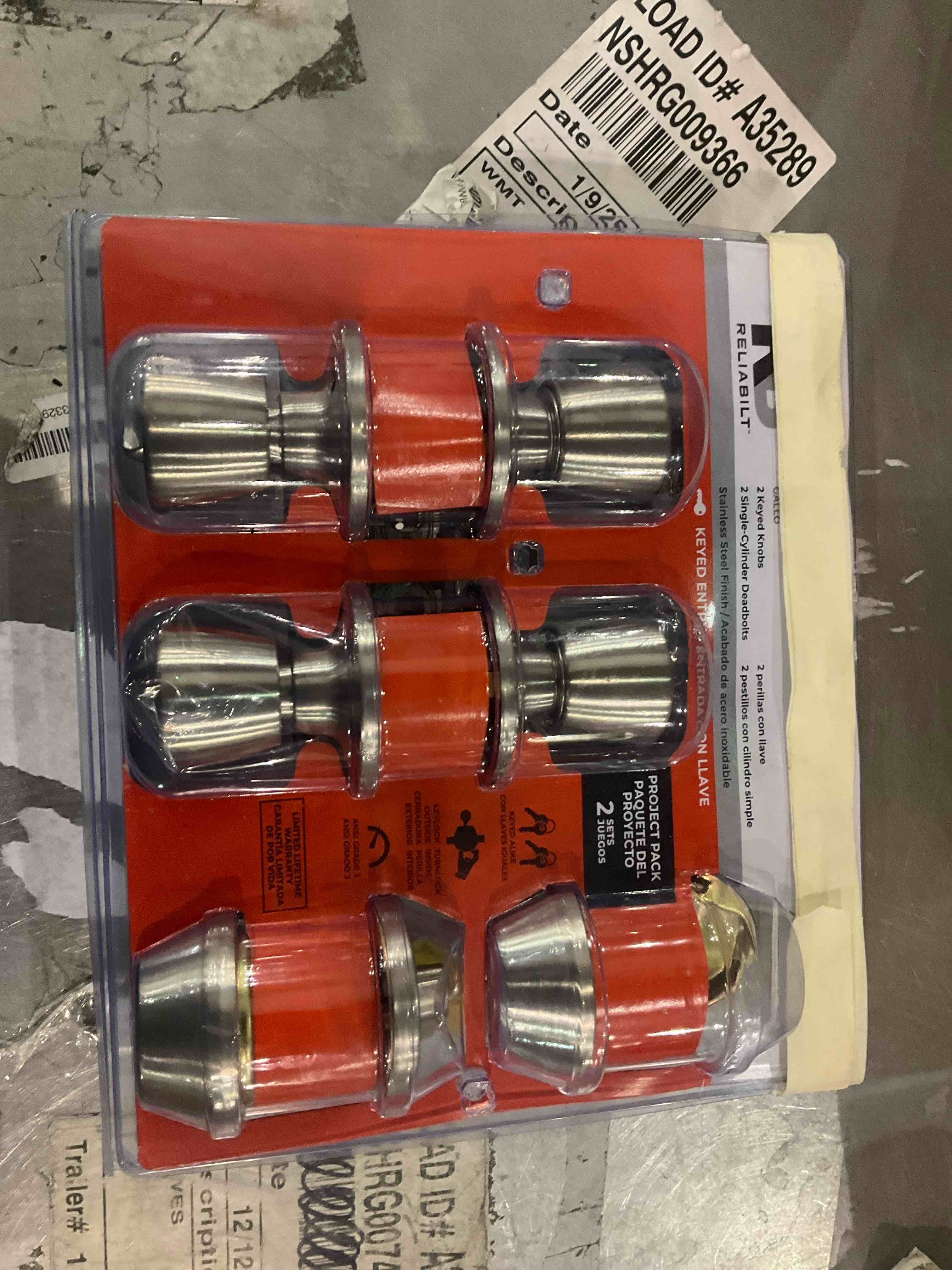 2 keyed knobs