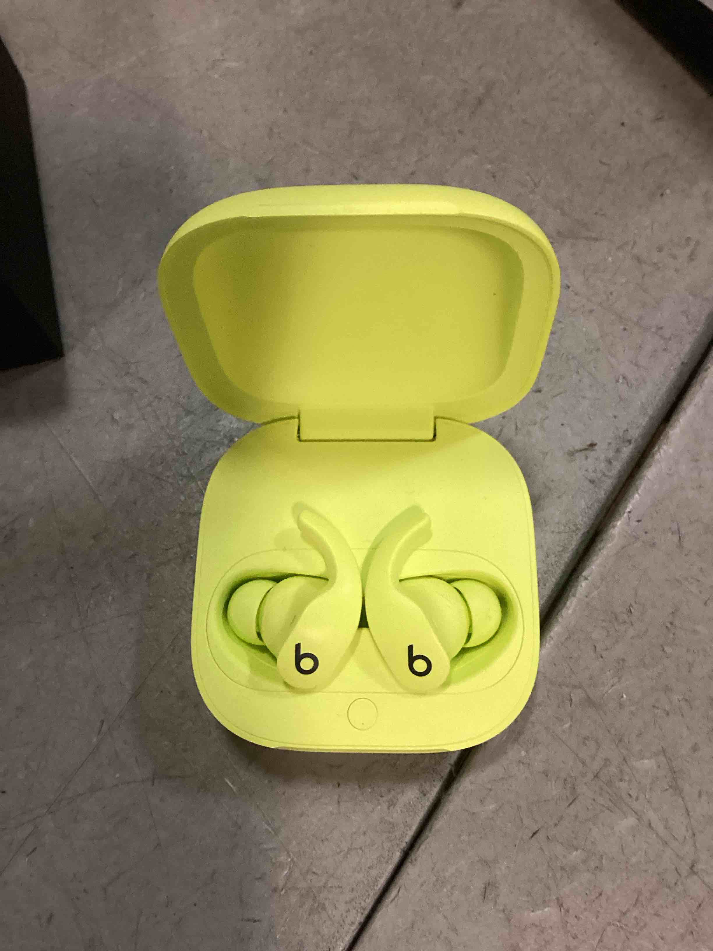 https://s3.amazonaws.com/lotting-images-prod/bidfta/TEA0335912_1727916714804.jpeg