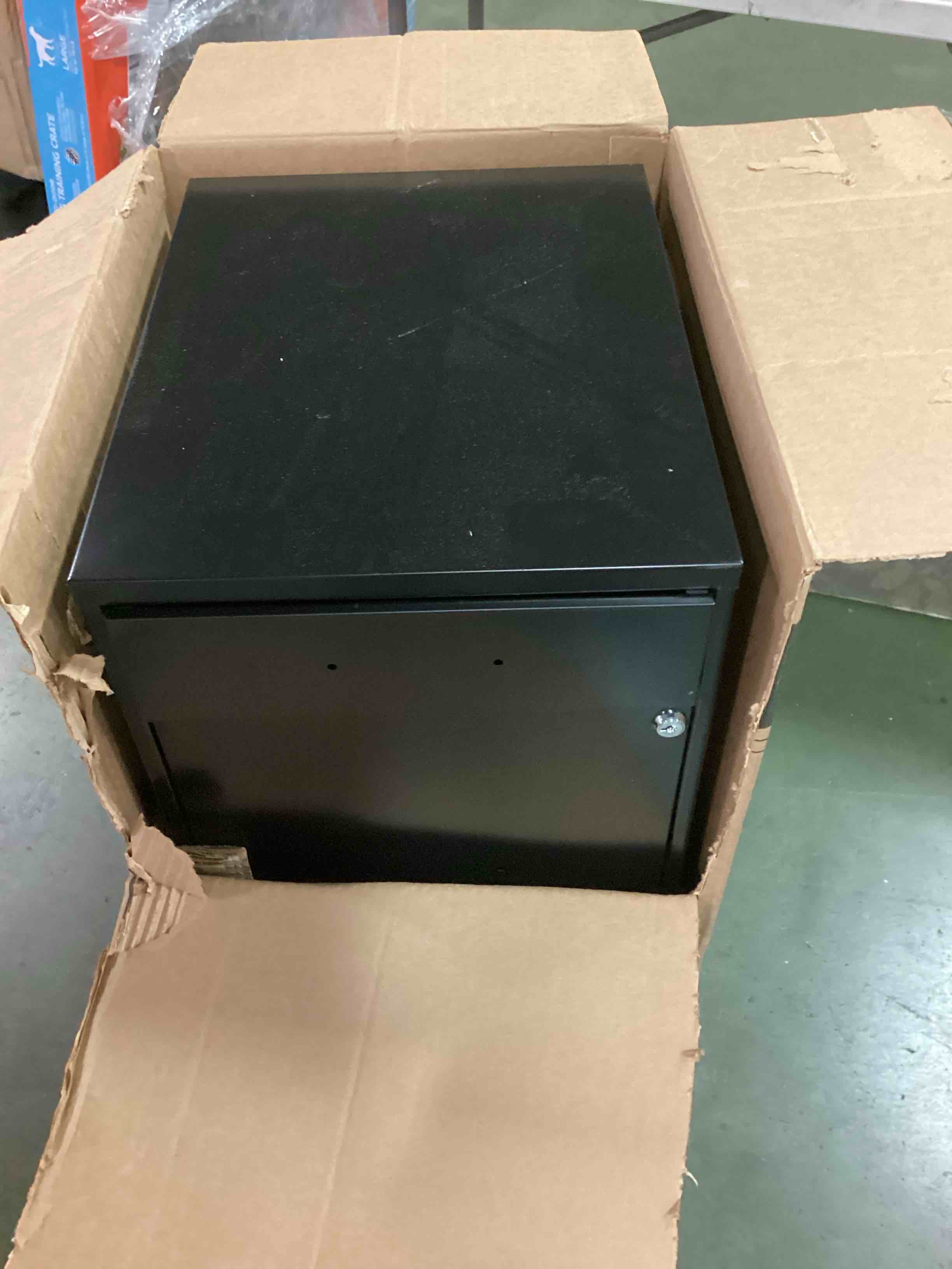 https://s3.amazonaws.com/lotting-images-prod/bidfta/TEA0338281_1728476266006.jpeg