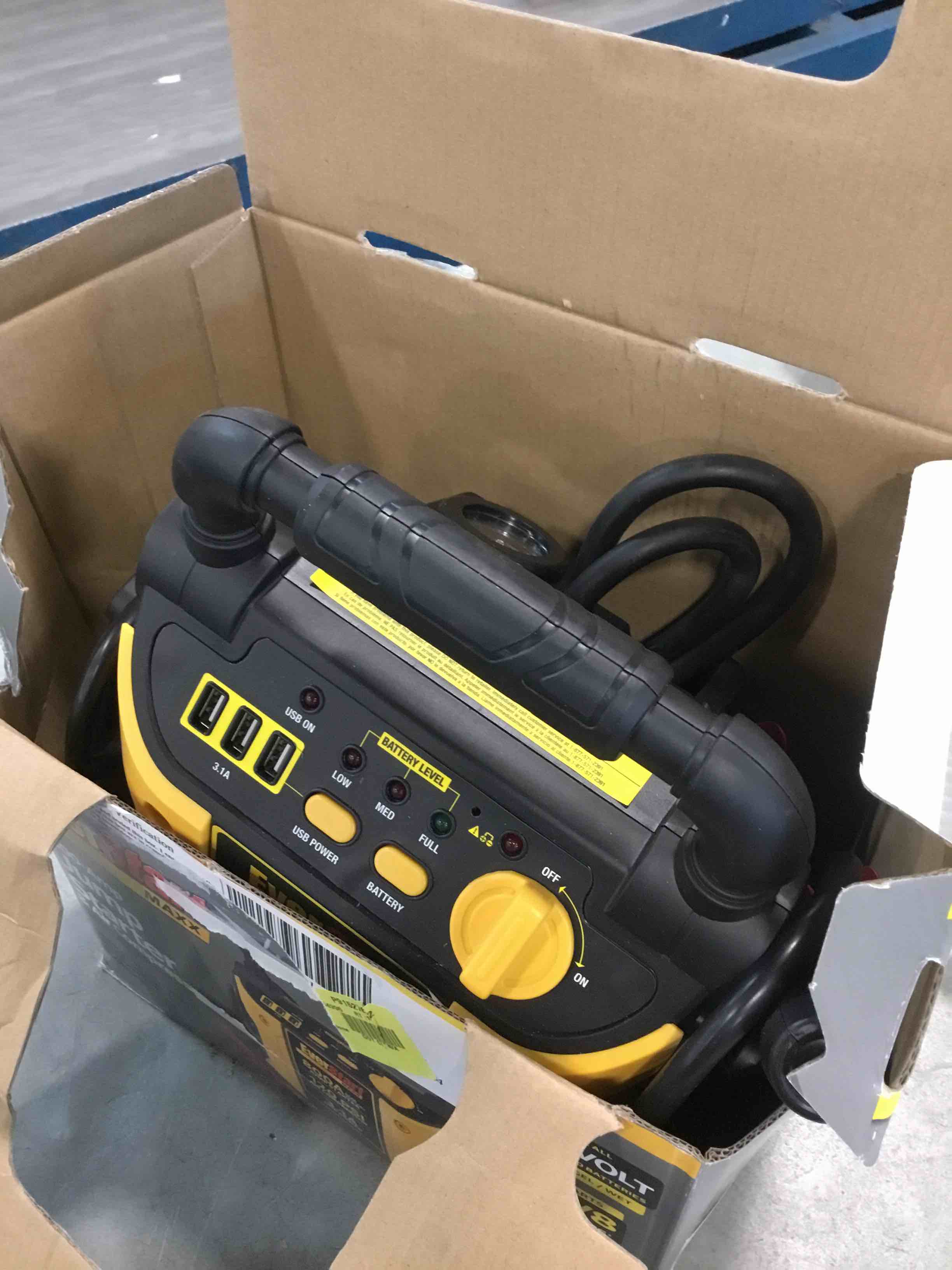 EverStart Maxx 800 Peak Amp Jump Starter with 120 PSI Compressor