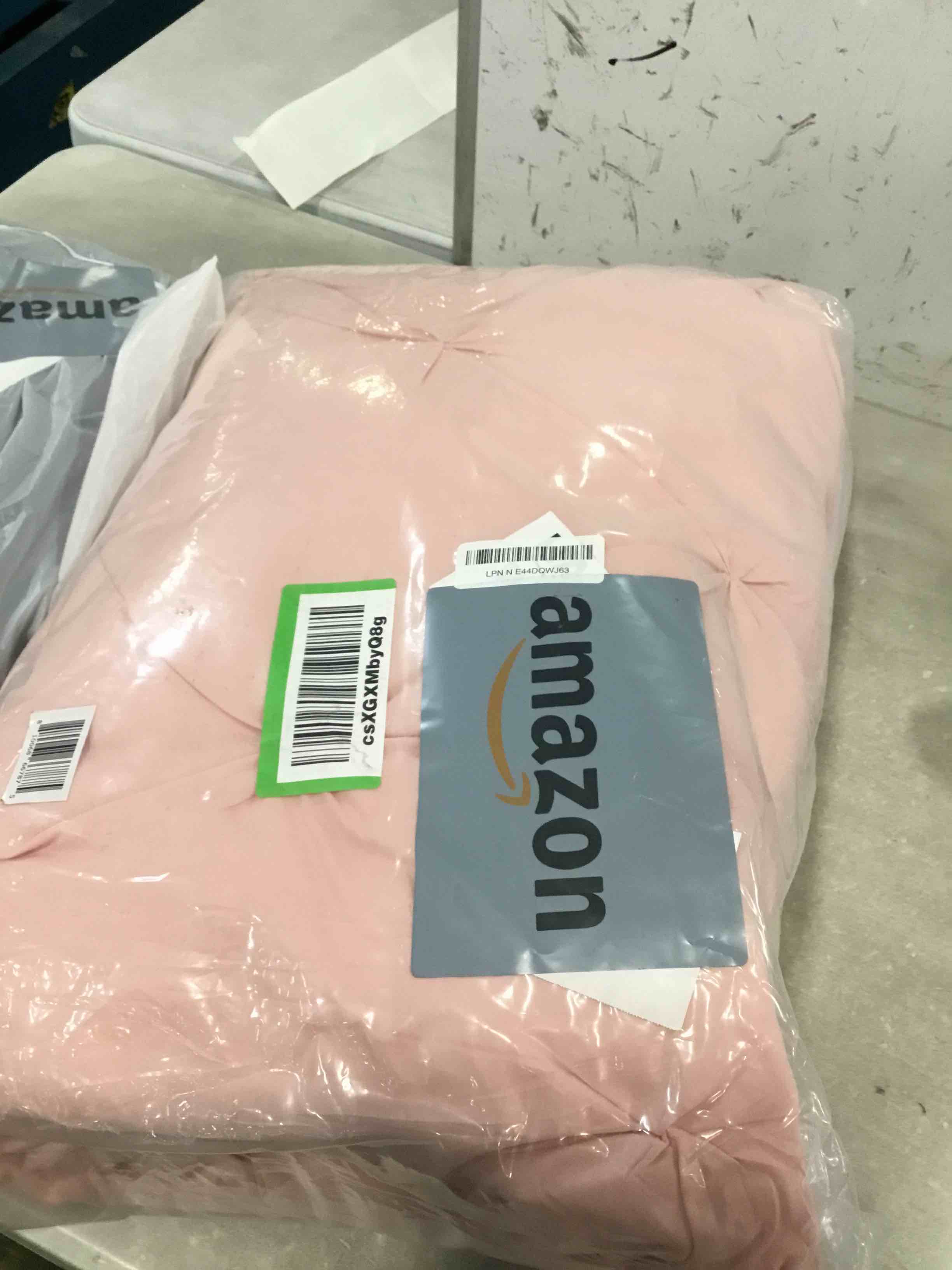 https://s3.amazonaws.com/lotting-images-prod/bidfta/TEA0347631_1728066641755.jpeg