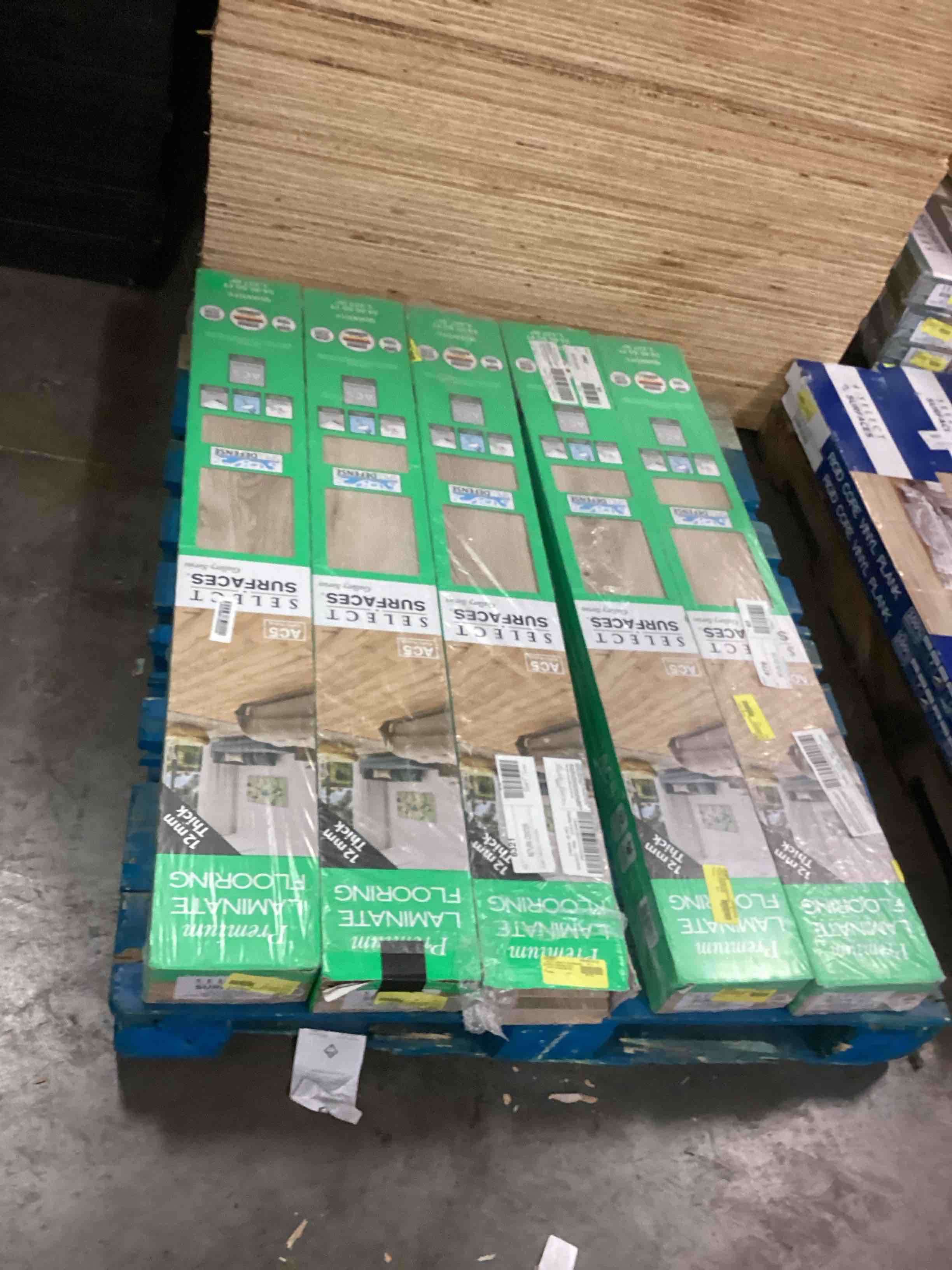 premium laminated flooring 14.4 0 SQ. FT per box, 11 boxes for pick up  158 .4 Sq.Ft You Bid Per Sq.FT