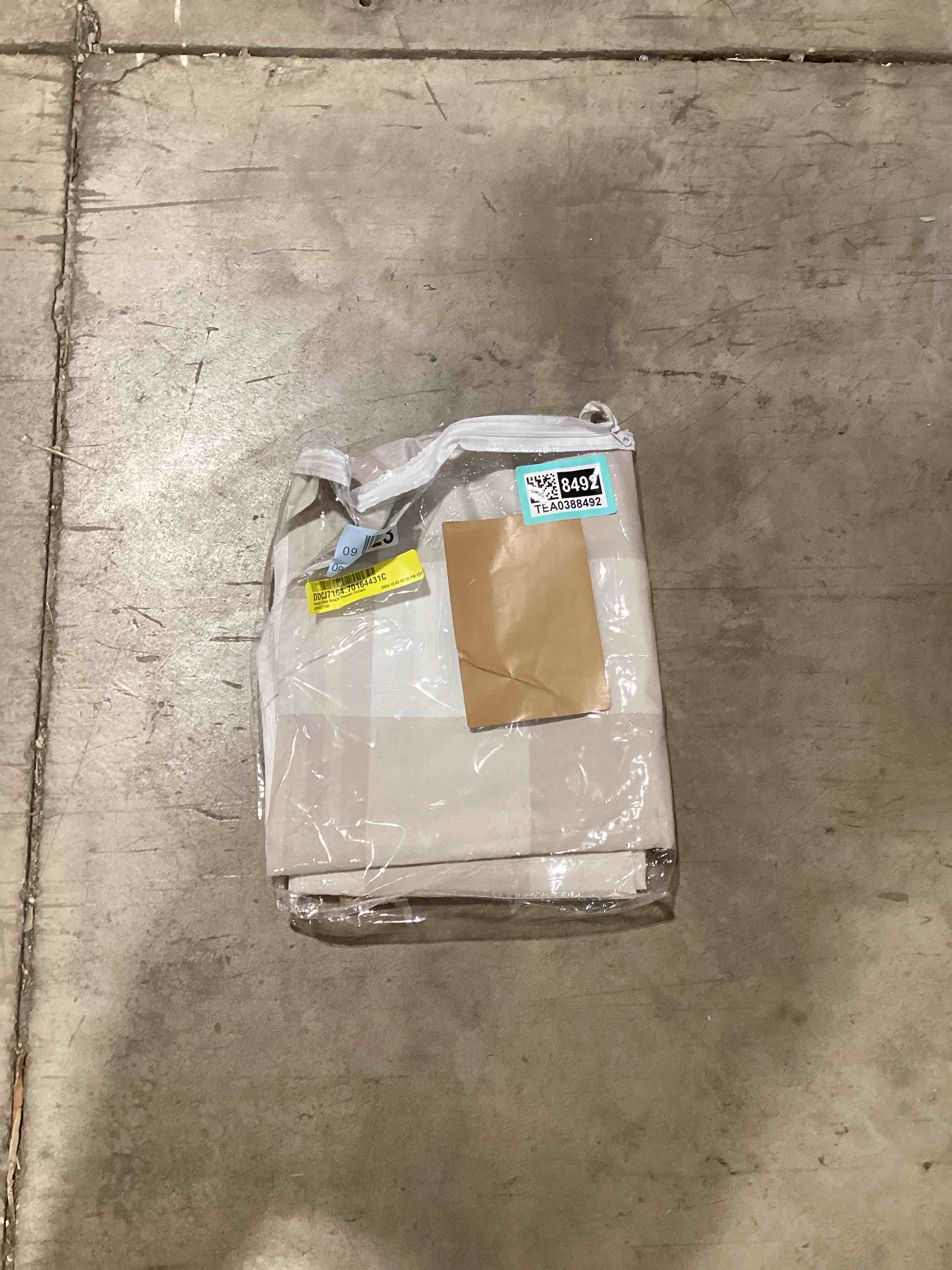 https://s3.amazonaws.com/lotting-images-prod/bidfta/TEA0388492_1738000946817.jpeg