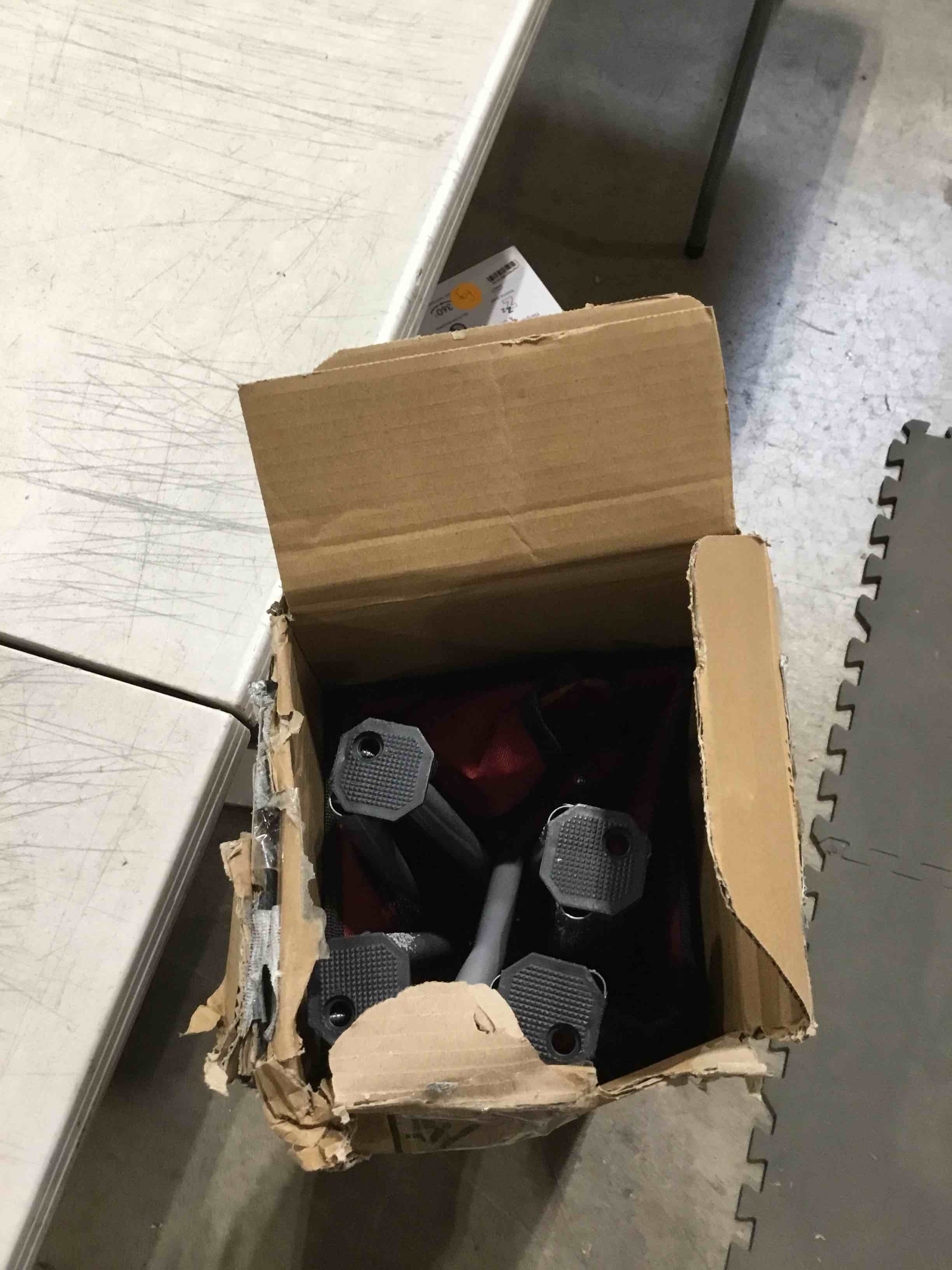 https://s3.amazonaws.com/lotting-images-prod/bidfta/TEA0395468_1728655375288.jpeg