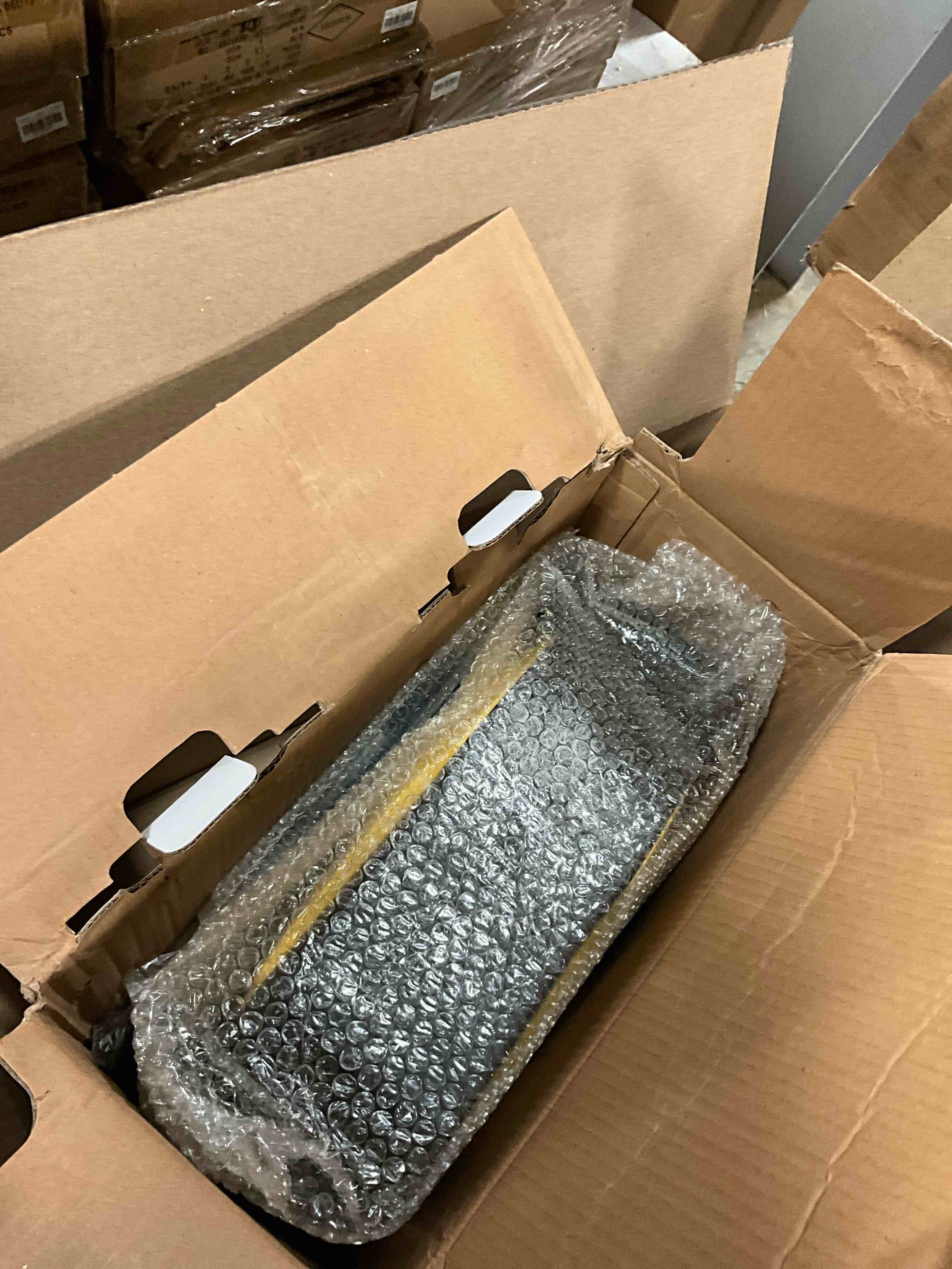 https://s3.amazonaws.com/lotting-images-prod/bidfta/TEA0426872_1730904268056.jpeg