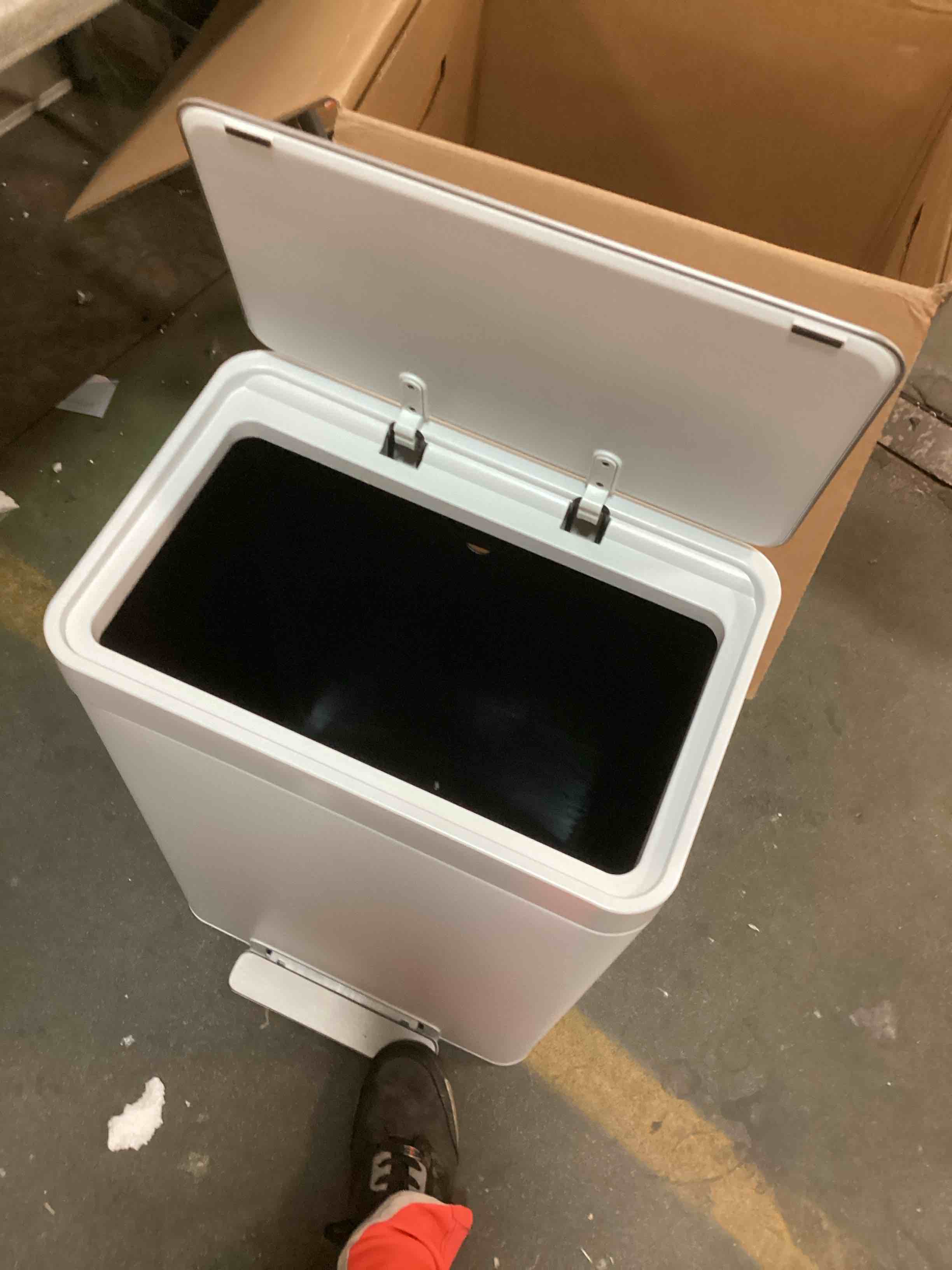 https://s3.amazonaws.com/lotting-images-prod/bidfta/TEA0433987_1729186863910.jpeg