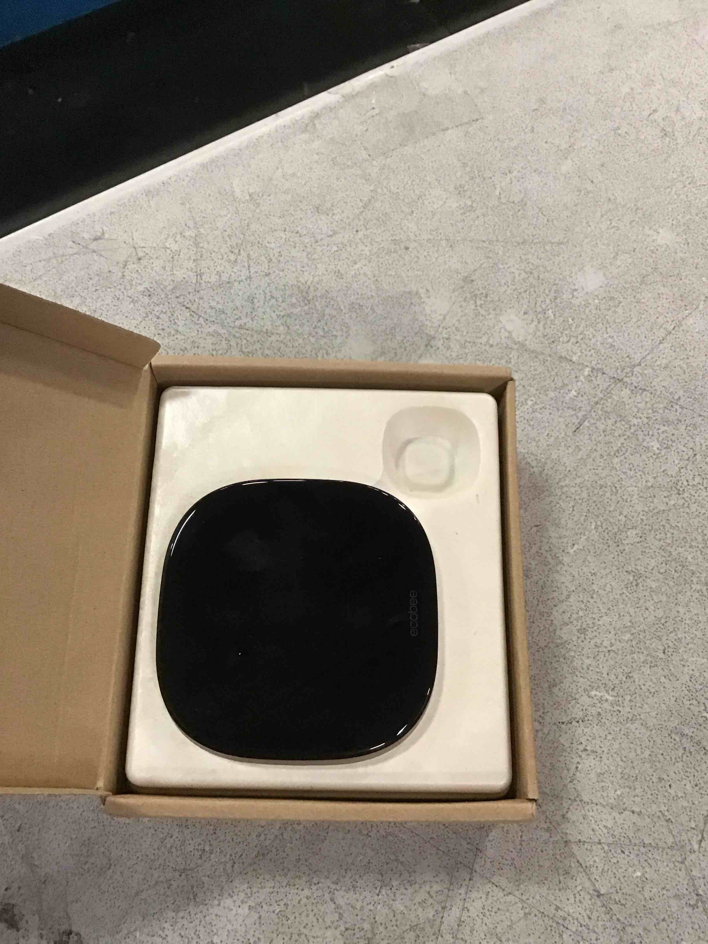 https://s3.amazonaws.com/lotting-images-prod/bidfta/TEA0438115_1732207933036.jpeg