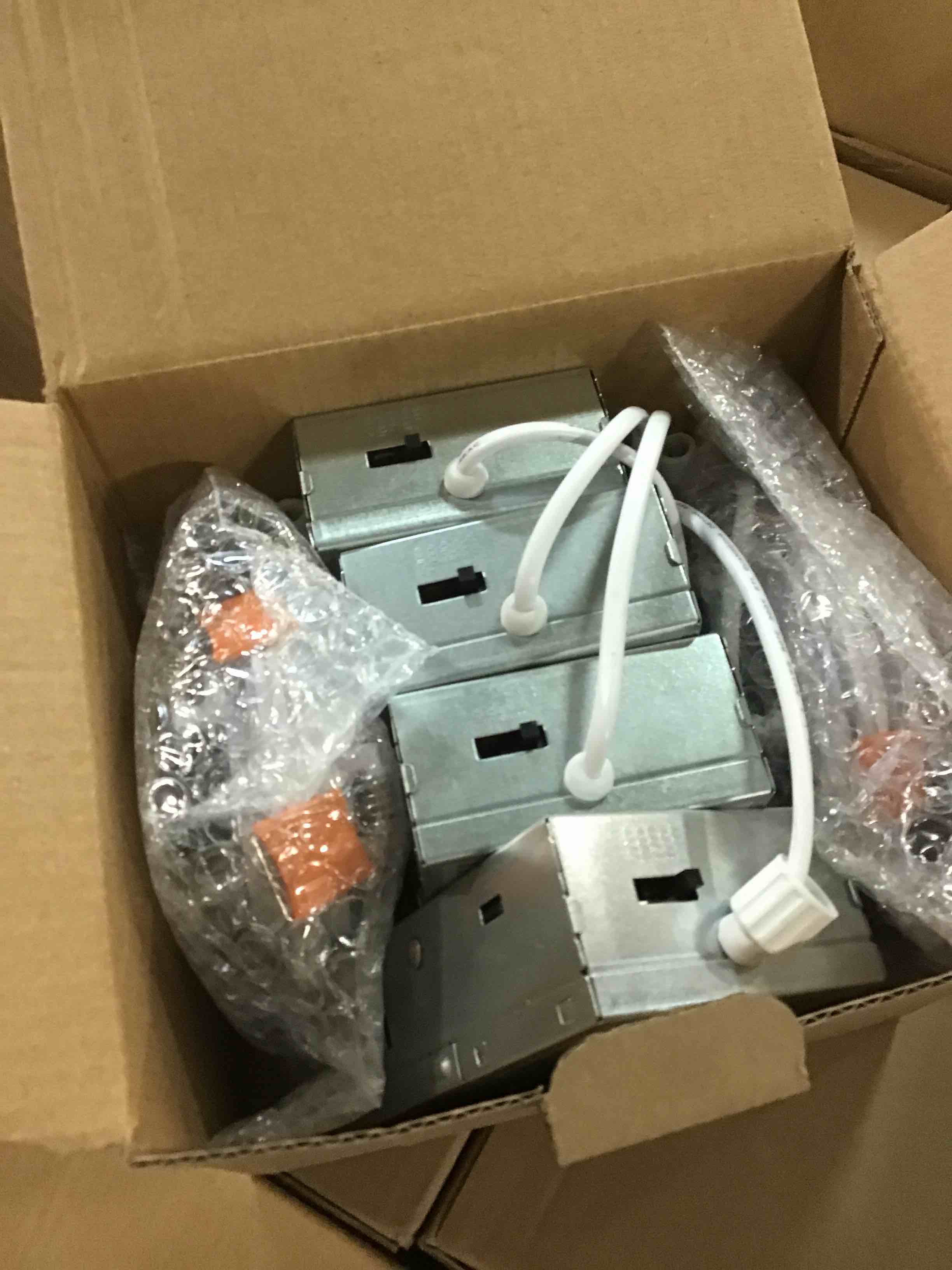https://s3.amazonaws.com/lotting-images-prod/bidfta/TEA0439340_1730870595379.jpeg