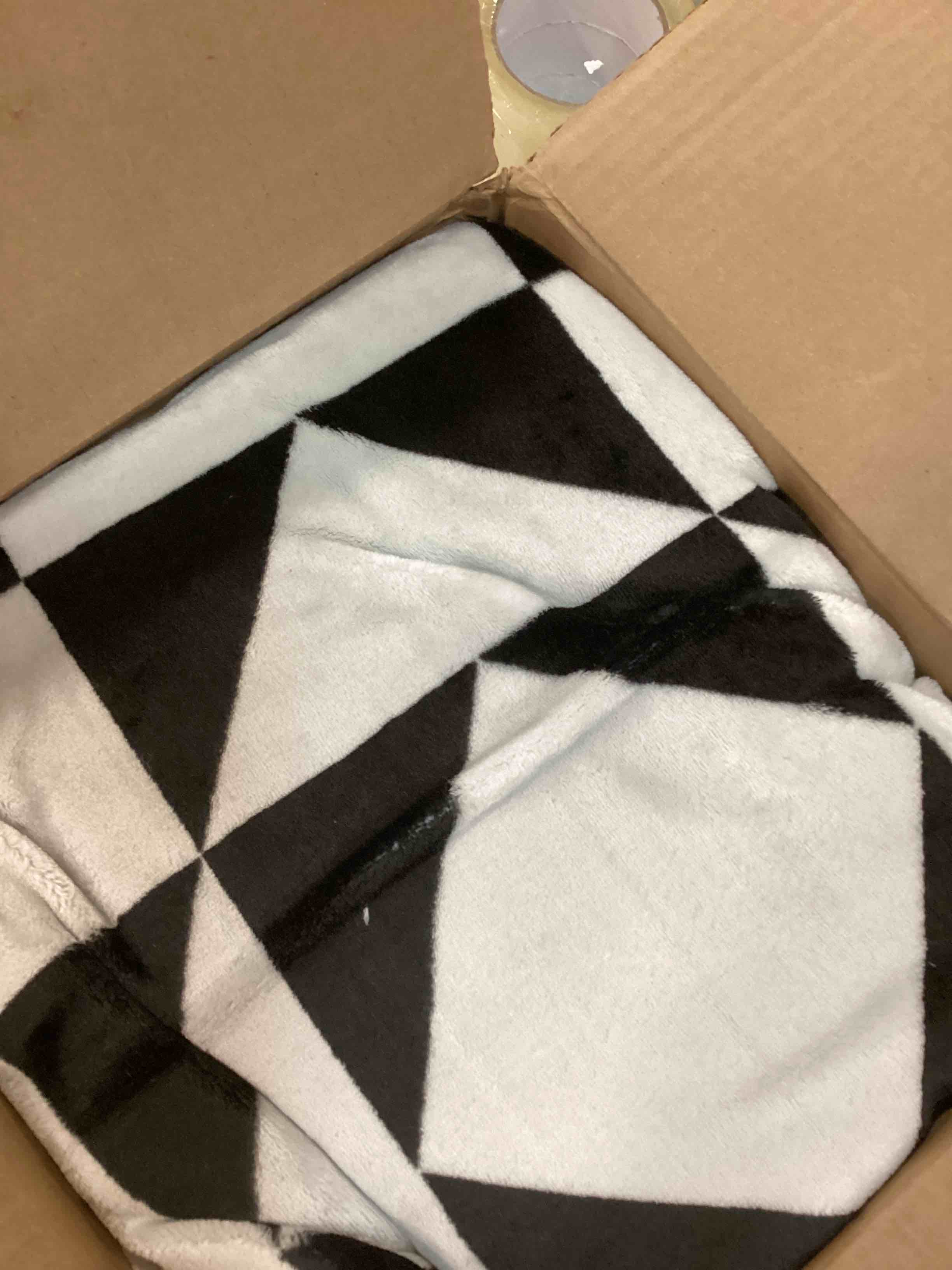 https://s3.amazonaws.com/lotting-images-prod/bidfta/TEA0441742_1730121106675.jpeg