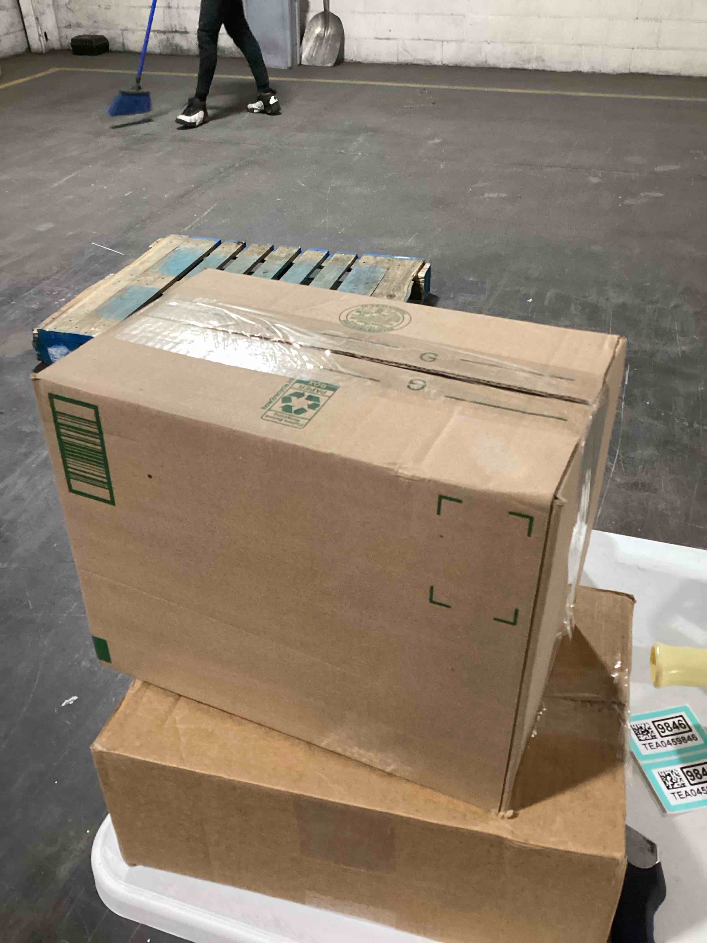 https://s3.amazonaws.com/lotting-images-prod/bidfta/TEA0459845_1729108147828.jpeg