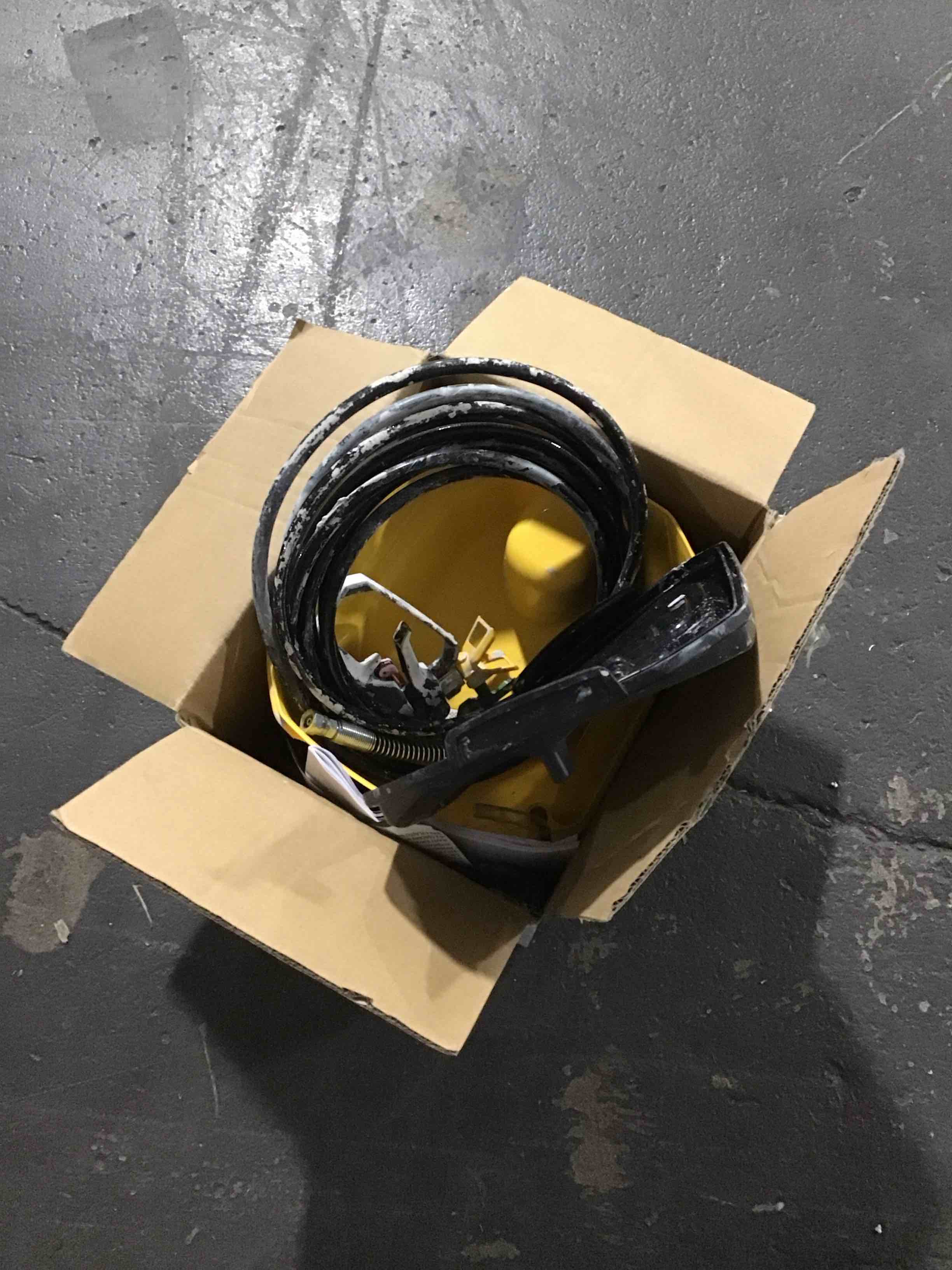 https://s3.amazonaws.com/lotting-images-prod/bidfta/TEA0463690_1730722954305.jpeg