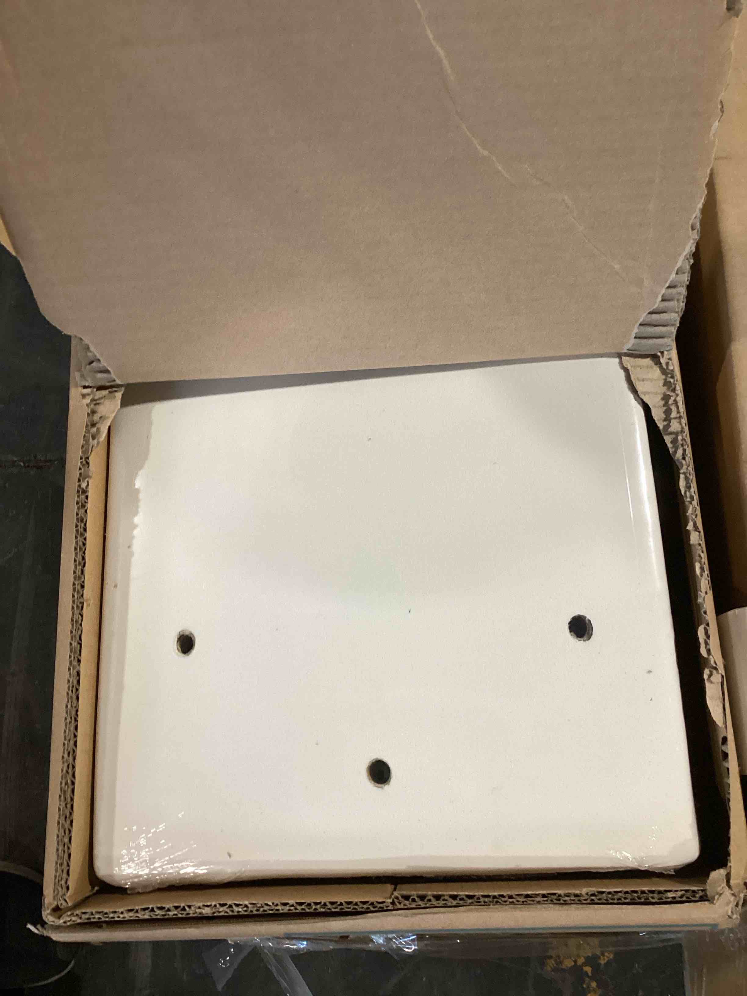 https://s3.amazonaws.com/lotting-images-prod/bidfta/TEA0477059_1731072648588.jpeg
