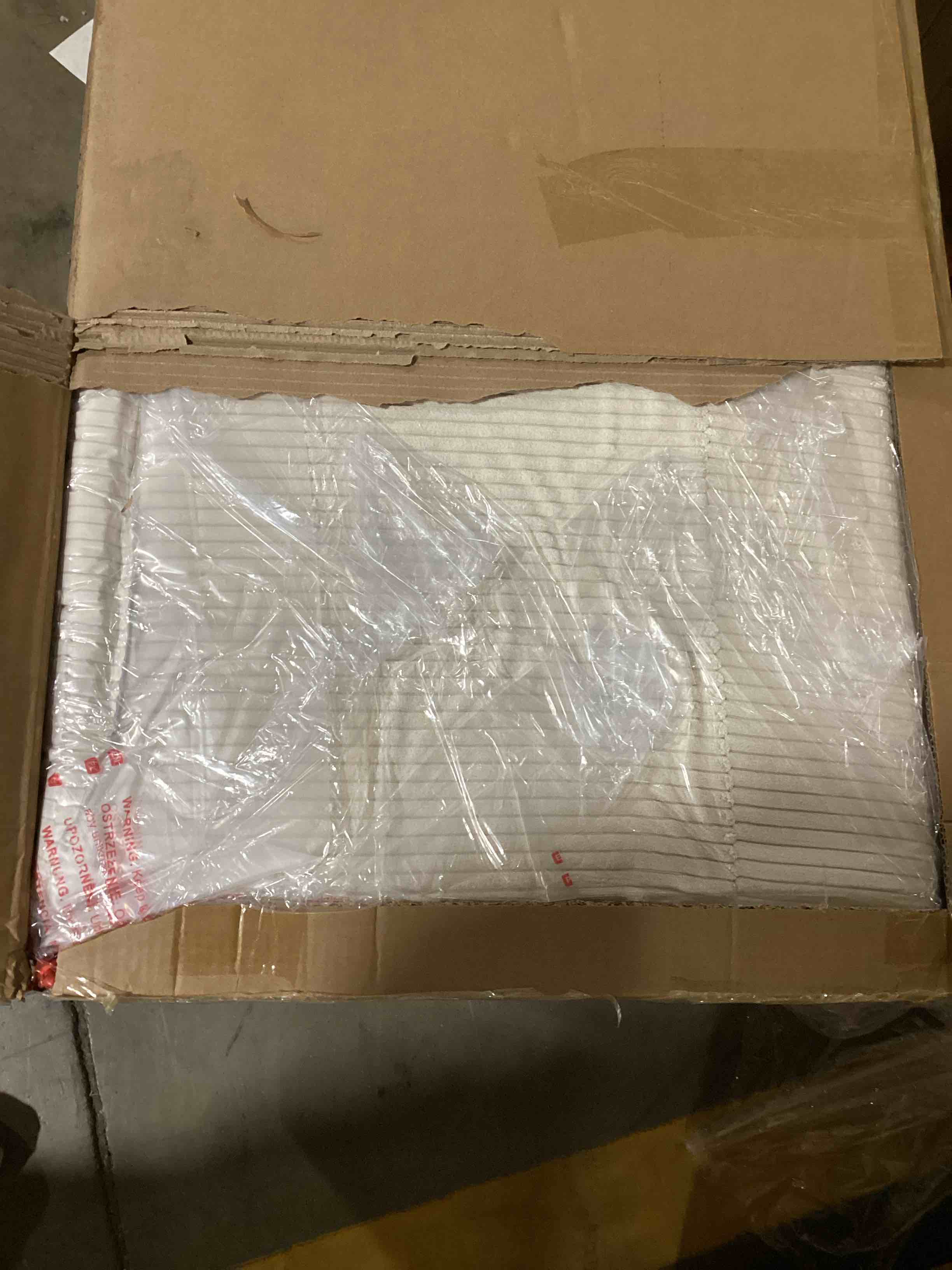https://s3.amazonaws.com/lotting-images-prod/bidfta/TEA0478372_1732652622848.jpeg