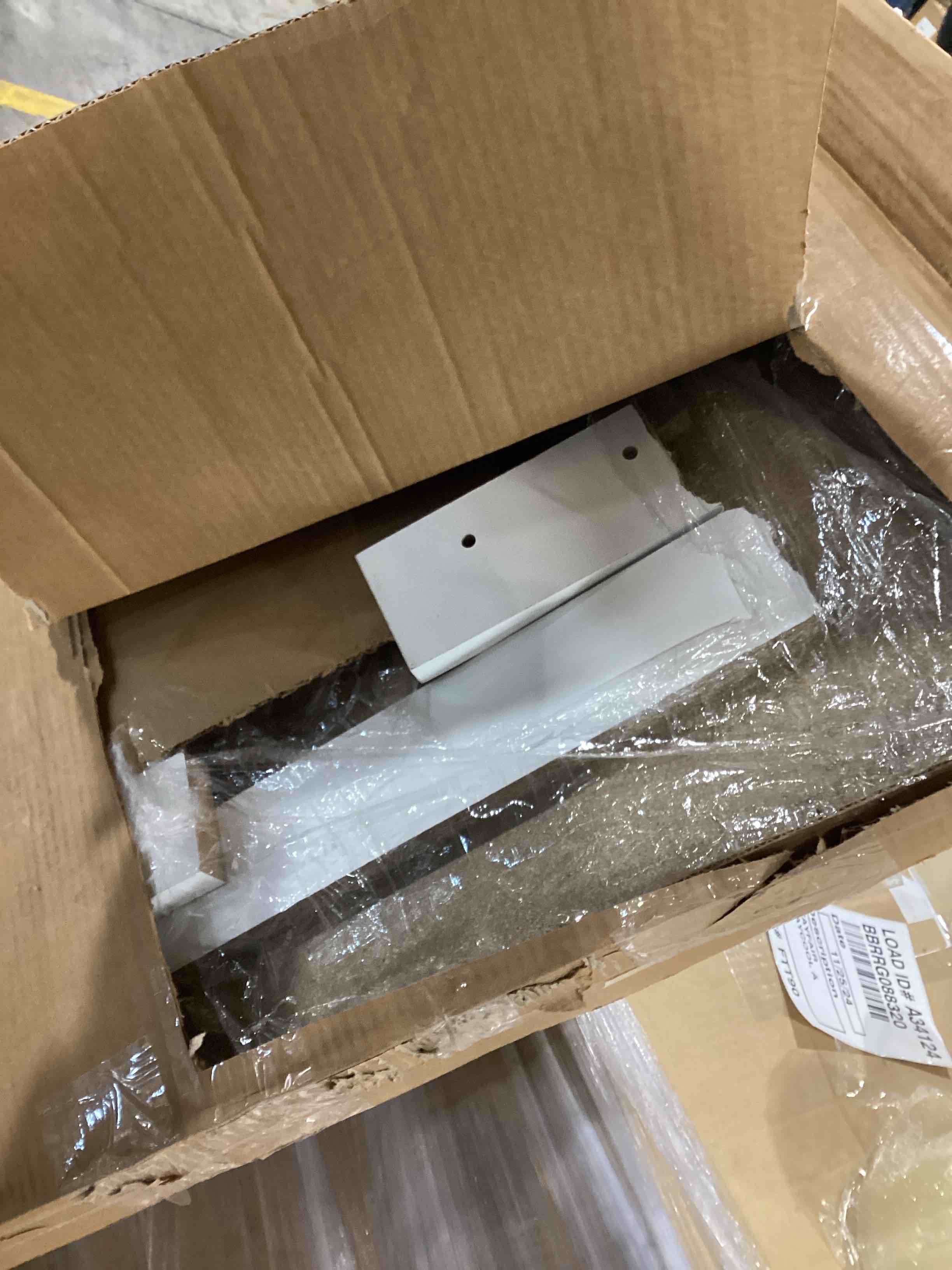 https://s3.amazonaws.com/lotting-images-prod/bidfta/TEA0478495_1732644535809.jpeg