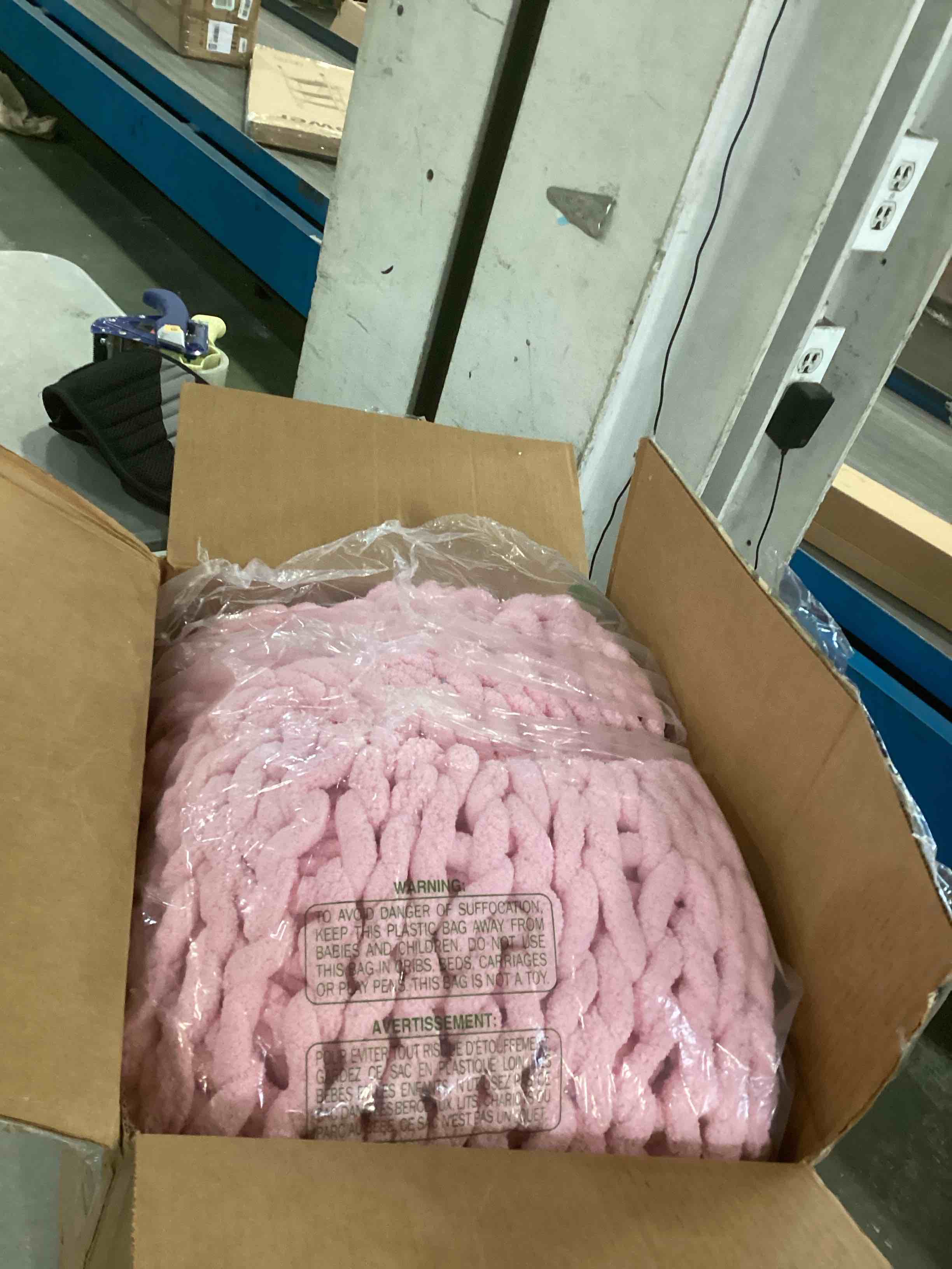 https://s3.amazonaws.com/lotting-images-prod/bidfta/TEA0491018_1730833657257.jpeg