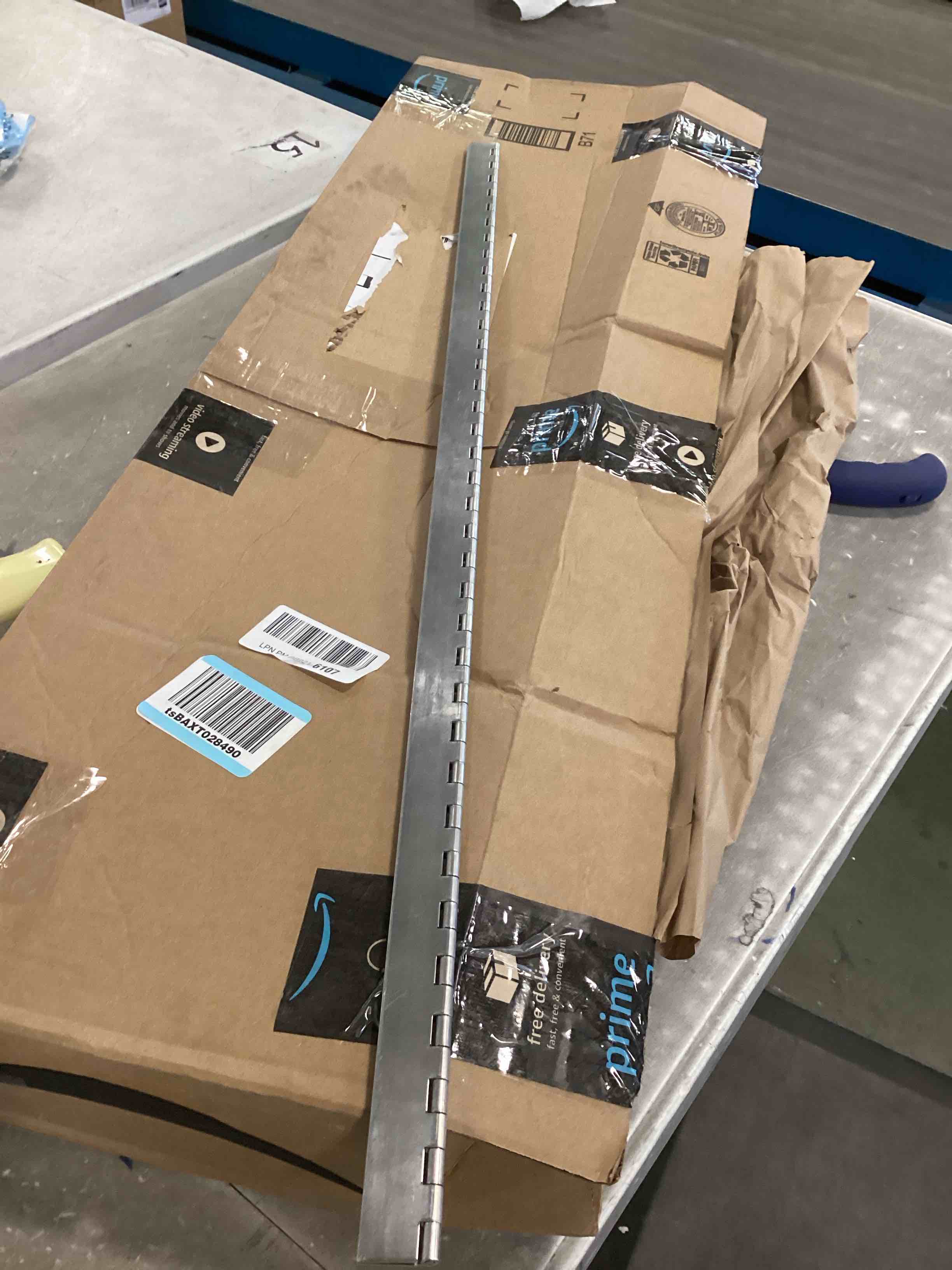 https://s3.amazonaws.com/lotting-images-prod/bidfta/TEA0491569_1729801133612.jpeg