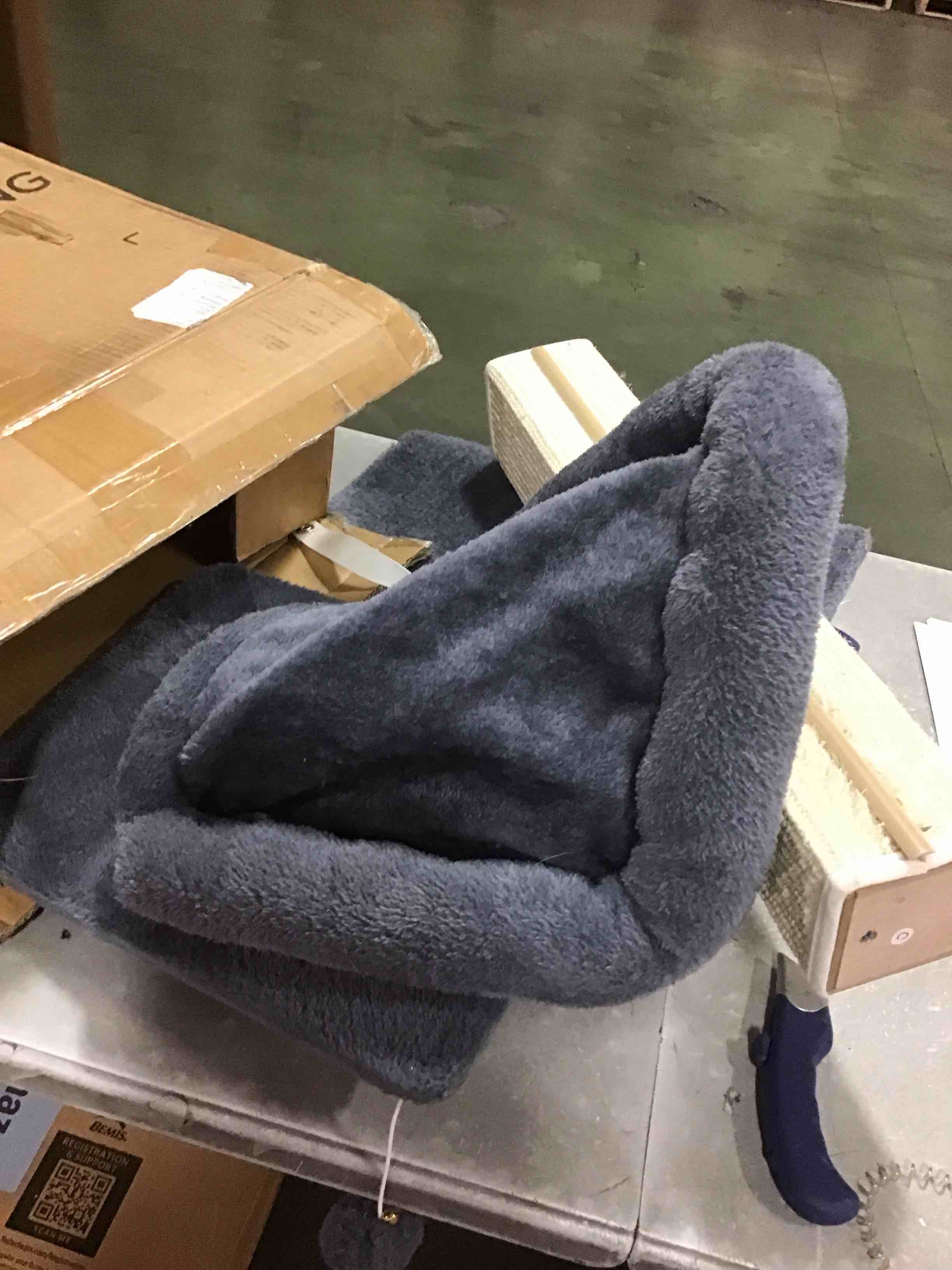 https://s3.amazonaws.com/lotting-images-prod/bidfta/TEA0495611_1731673784937.jpeg