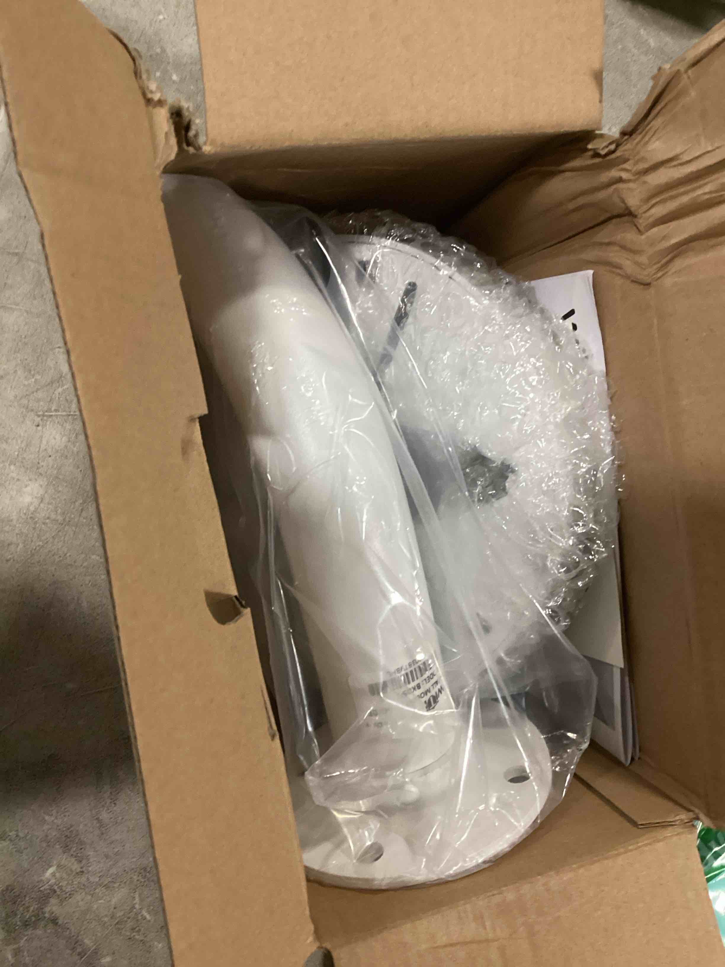 https://s3.amazonaws.com/lotting-images-prod/bidfta/TEA0519657_1731590009089.jpeg