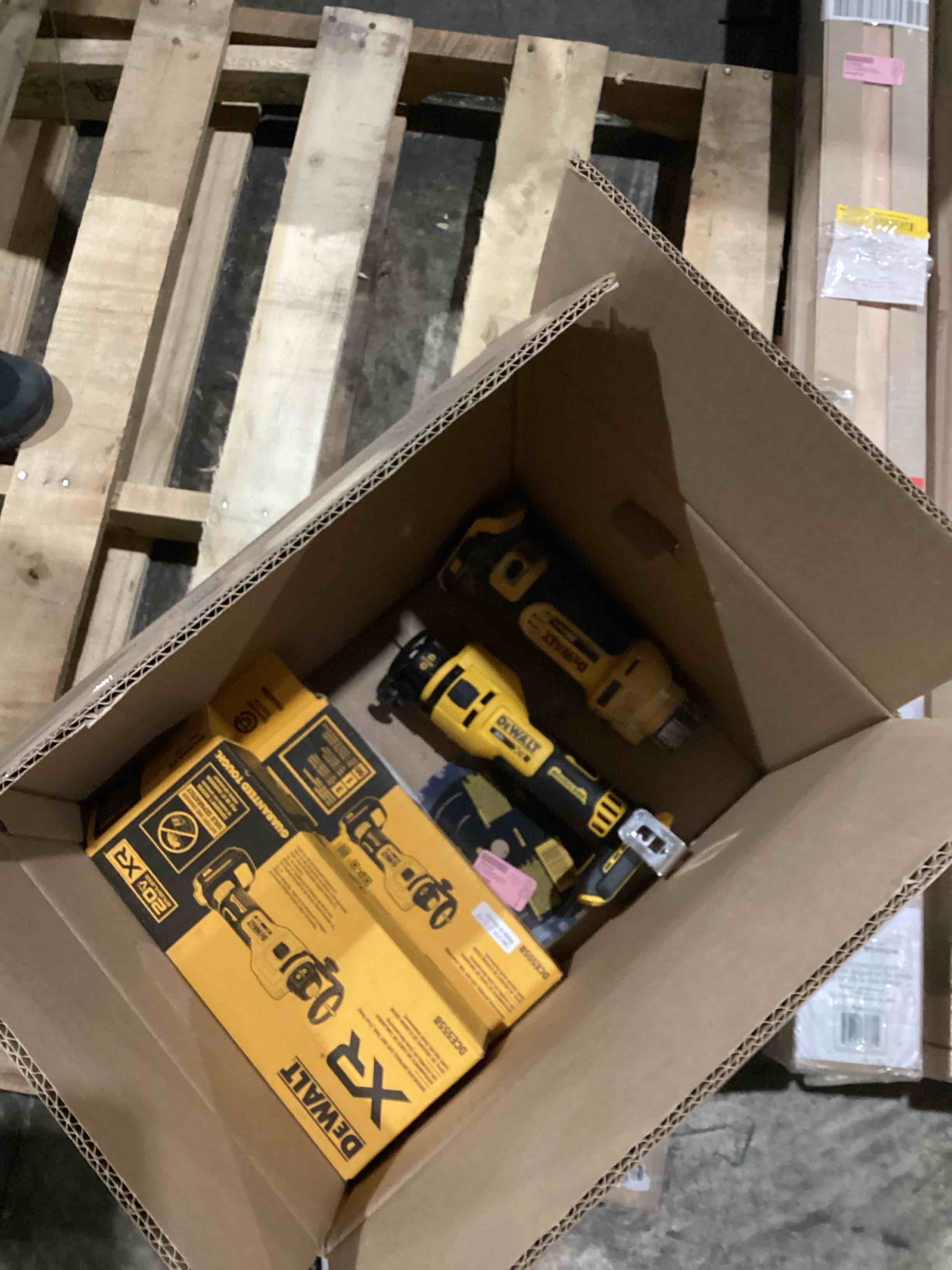 https://s3.amazonaws.com/lotting-images-prod/bidfta/TEA0581996_1738585844228.jpeg