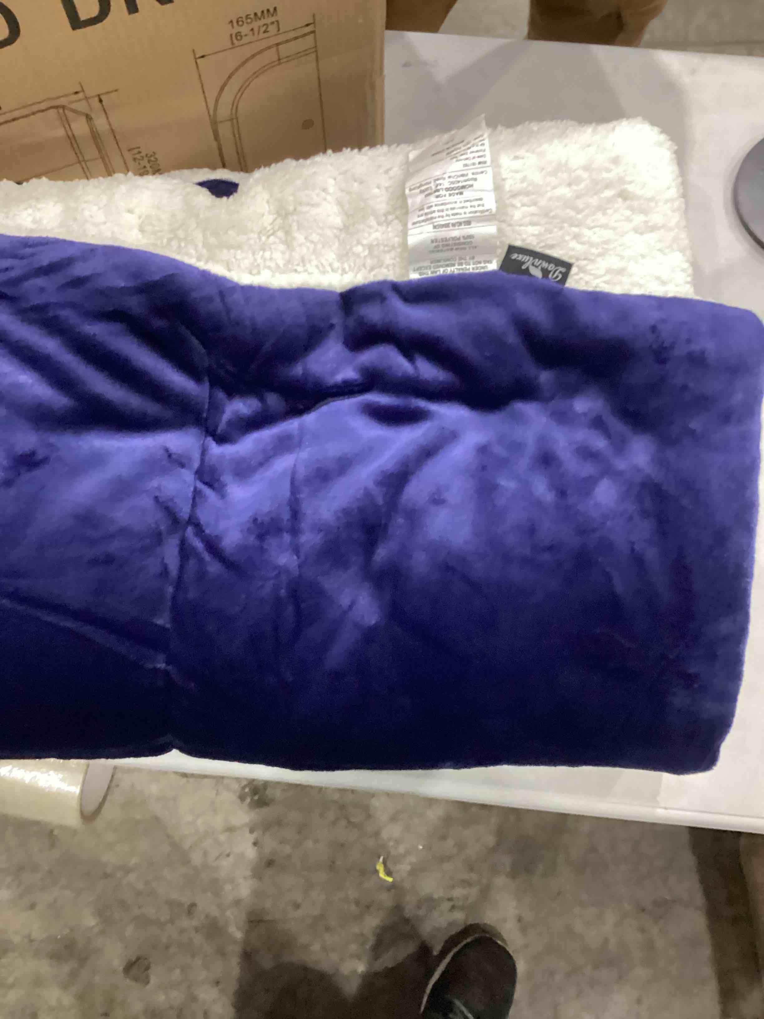 Apple EarPods Headphones with USB-C Plug, Wired Ear Buds with Built-in Remote to Control Music, Phone Calls, and Volume