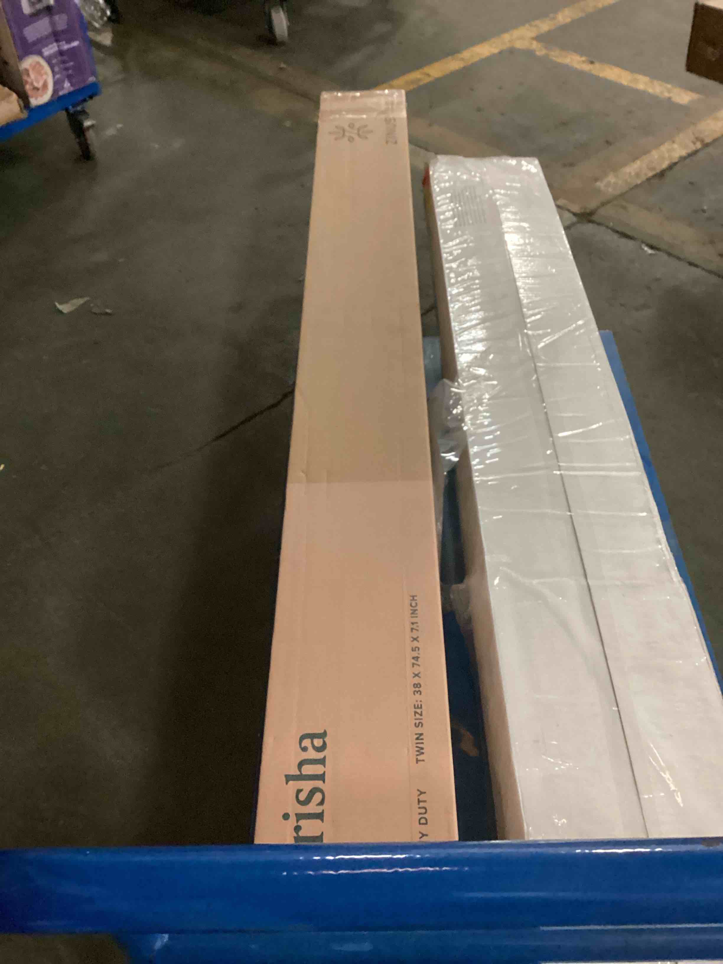 Condition photo showing New/Like New for Zinus Trisha twin bed frame 