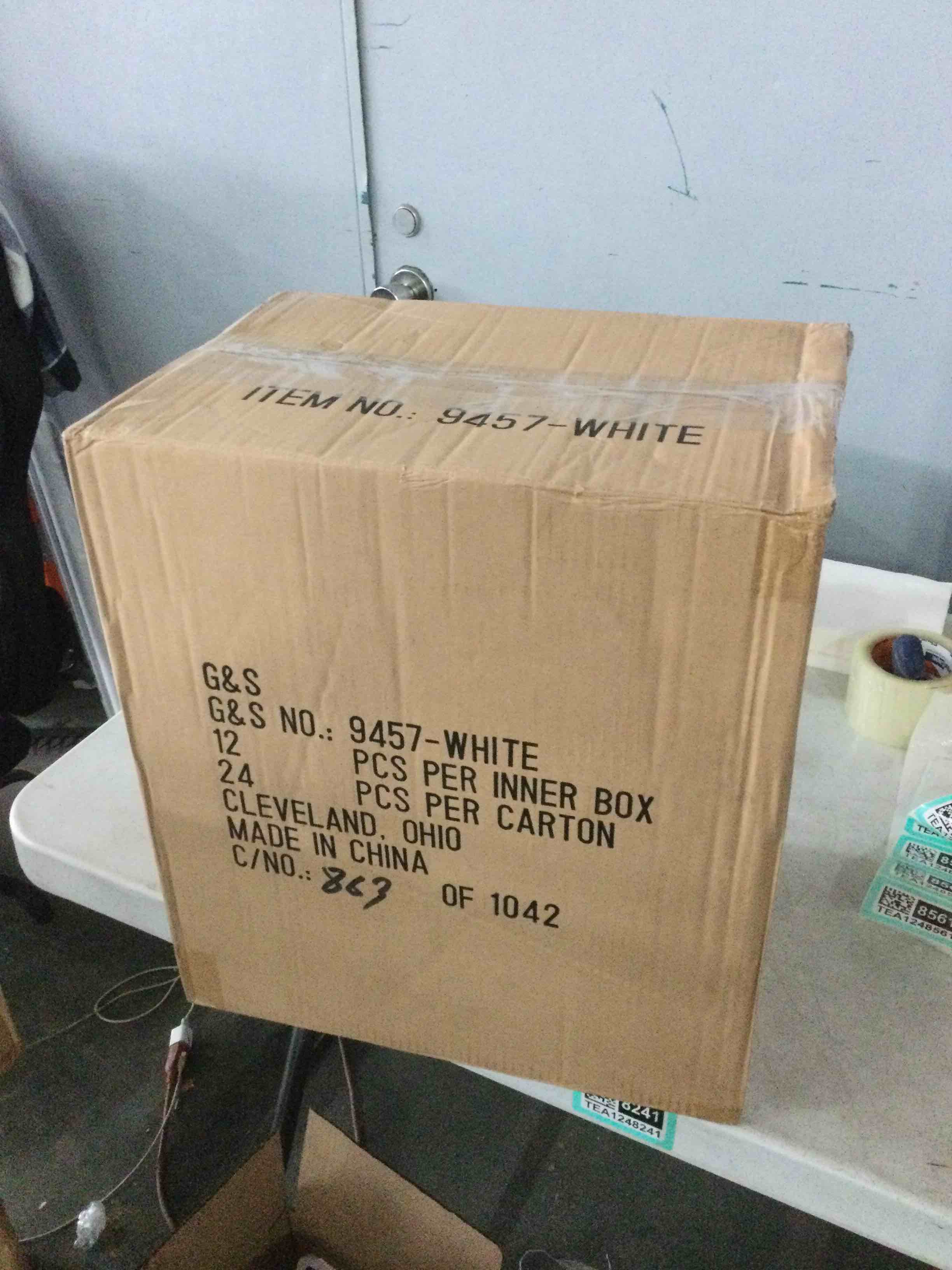 Condition photo showing Brand New for case of 24 cake pan lid with handle 11” x 14” (assorted colors) 