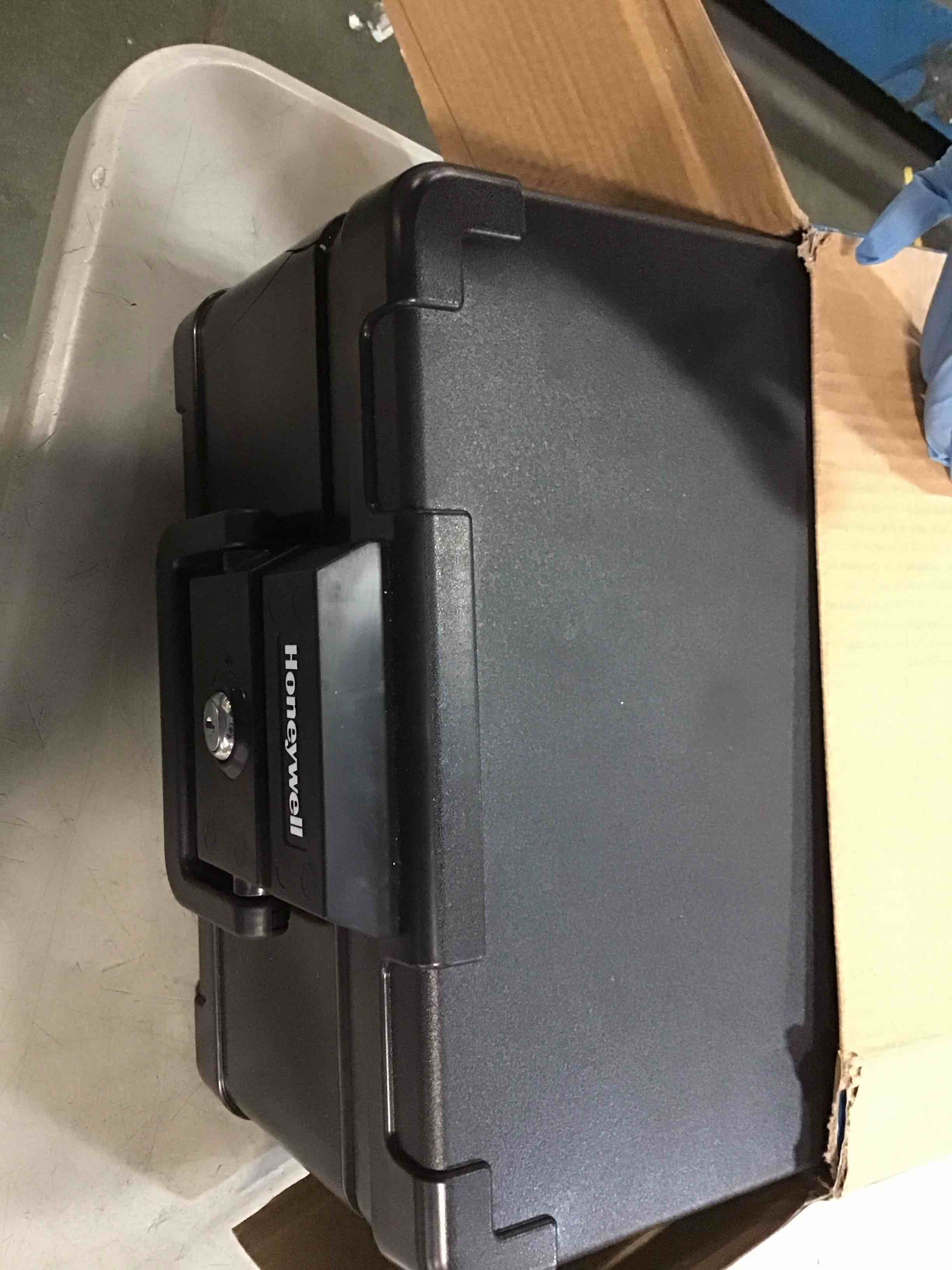 https://s3.amazonaws.com/lotting-images-prod/bidfta/TEA1258118_1737469355654.jpeg
