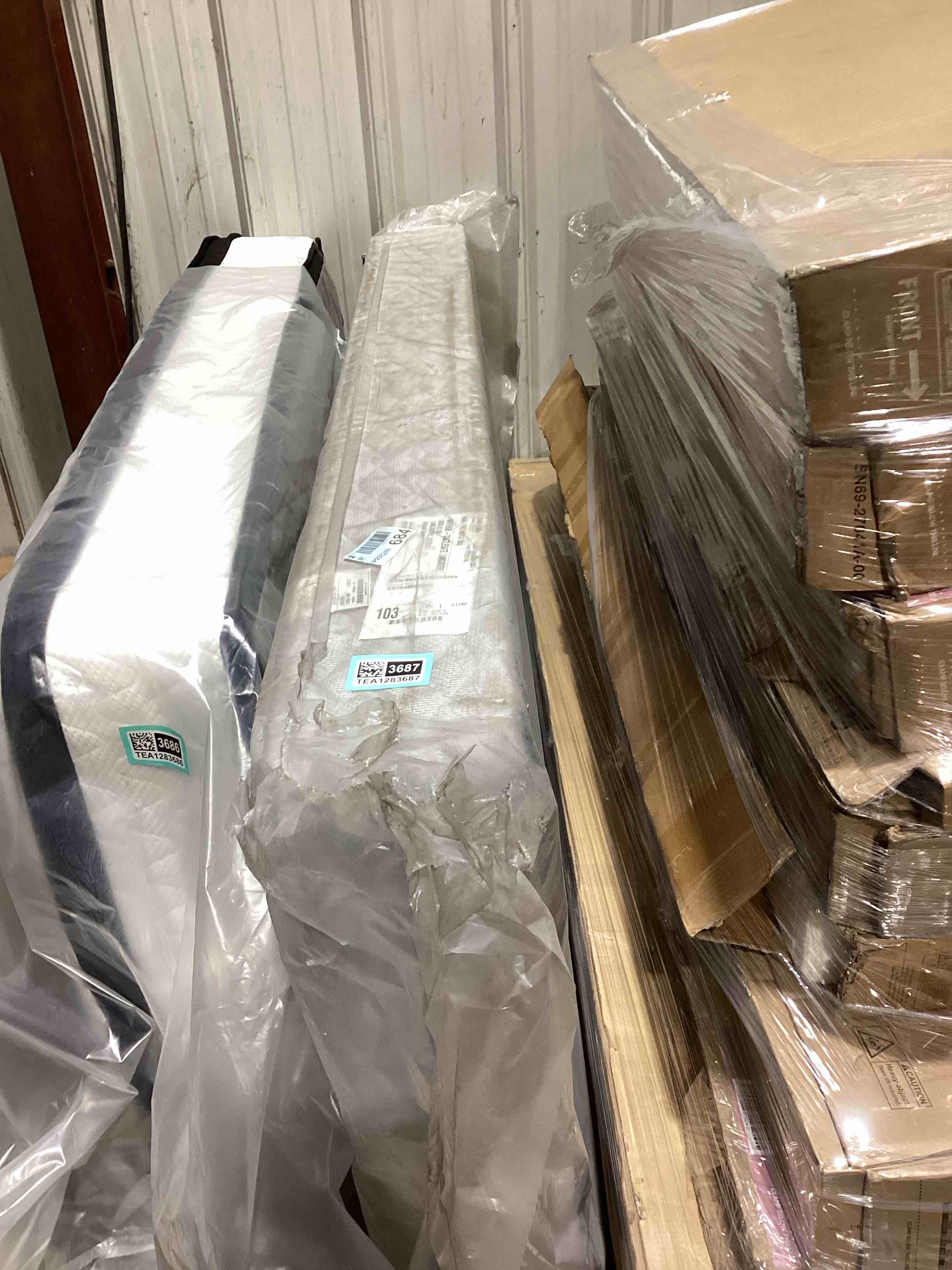 1 MATTRESS mattress, unsure of size