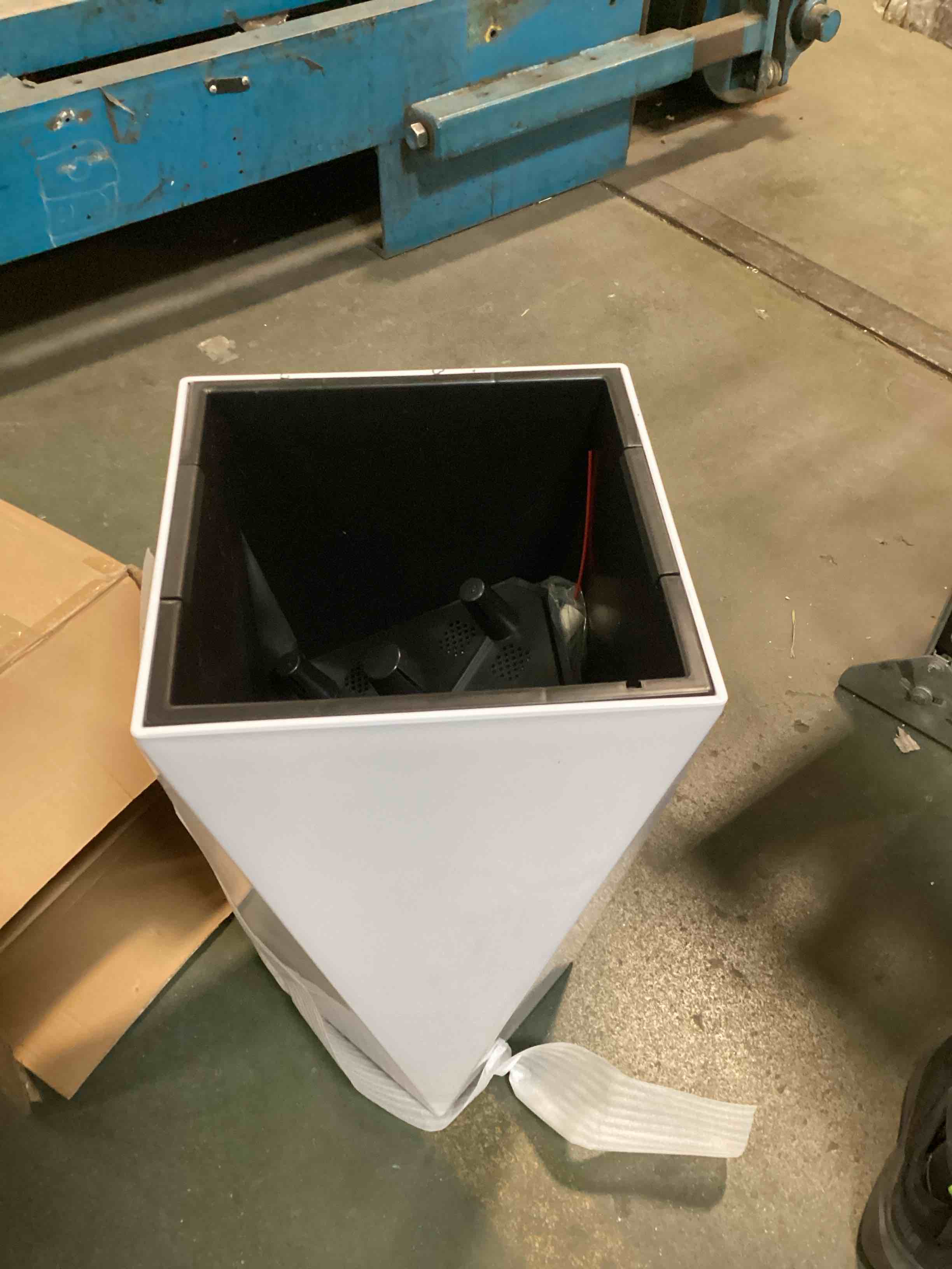 https://s3.amazonaws.com/lotting-images-prod/bidfta/TEA1291129_1741031602546.jpeg